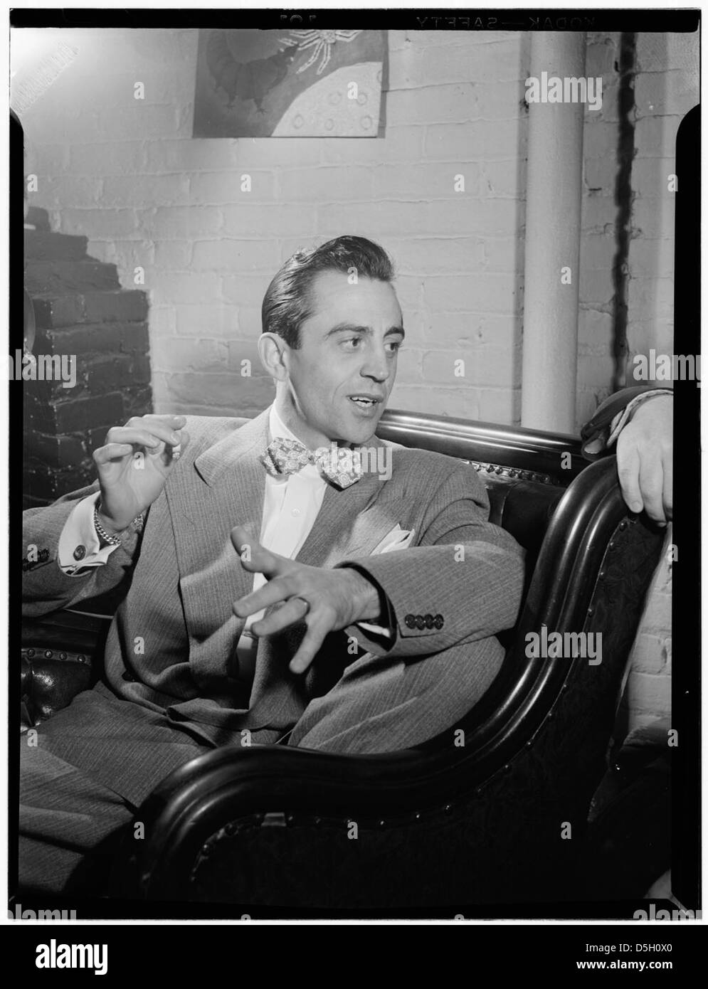 Ein Porträt von Boyd Raeburn, aufgenommen 1946 in Edwin A. Finckels Haus in Greenwich Village, New York. Dieses Foto zeigt Raeburns Einfluss auf die Jazz- und Big-Band-Szene dieser Zeit. Stockfoto