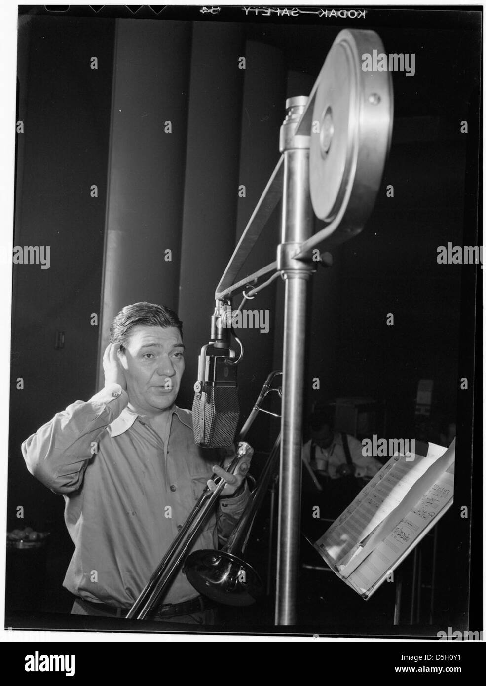 Porträt des Jazzposaunisten Jack Teagarden, aufgenommen im Victor Studio in New York, 1947, das die Popularität von Jazz und Swing während dieser Zeit widerspiegelt. Stockfoto