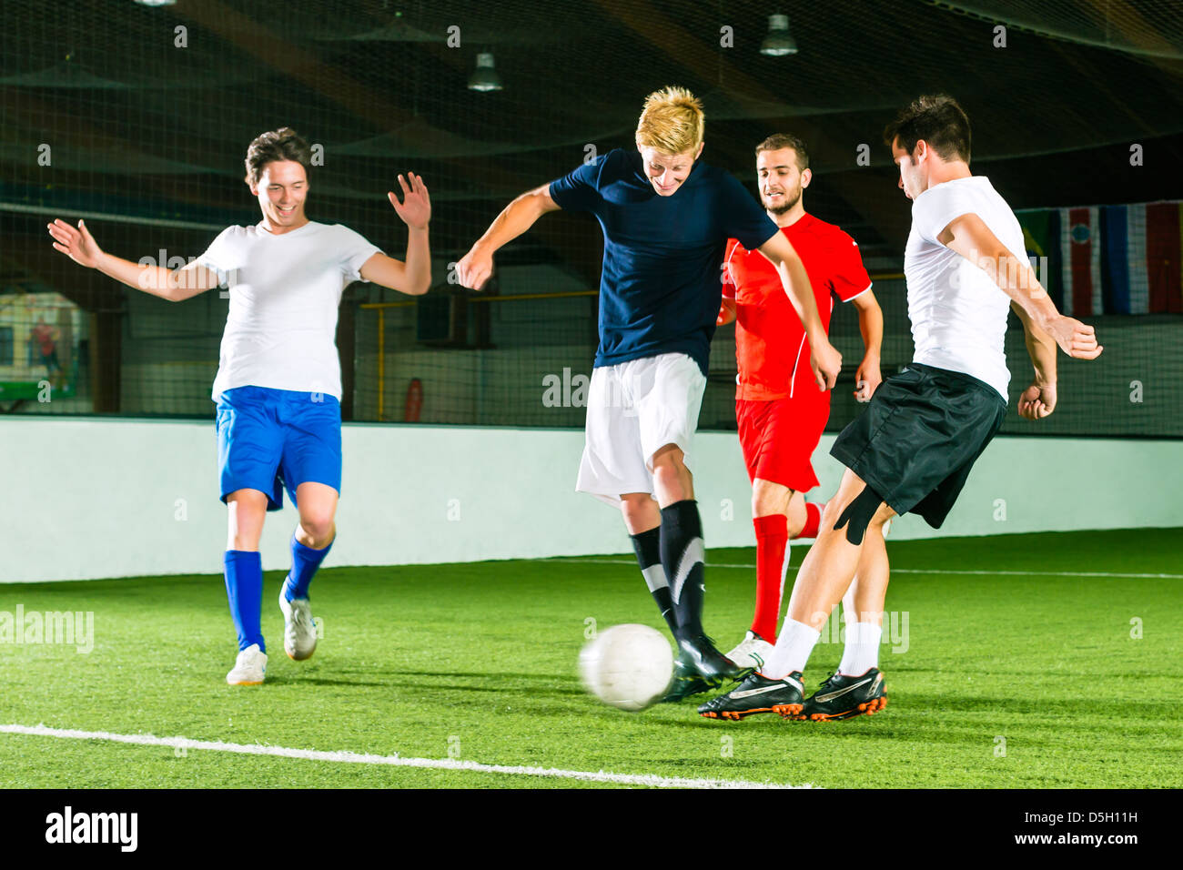 Männer spielen Fußball- oder Fußball indoor und versuchen, ein Tor-team Stockfoto