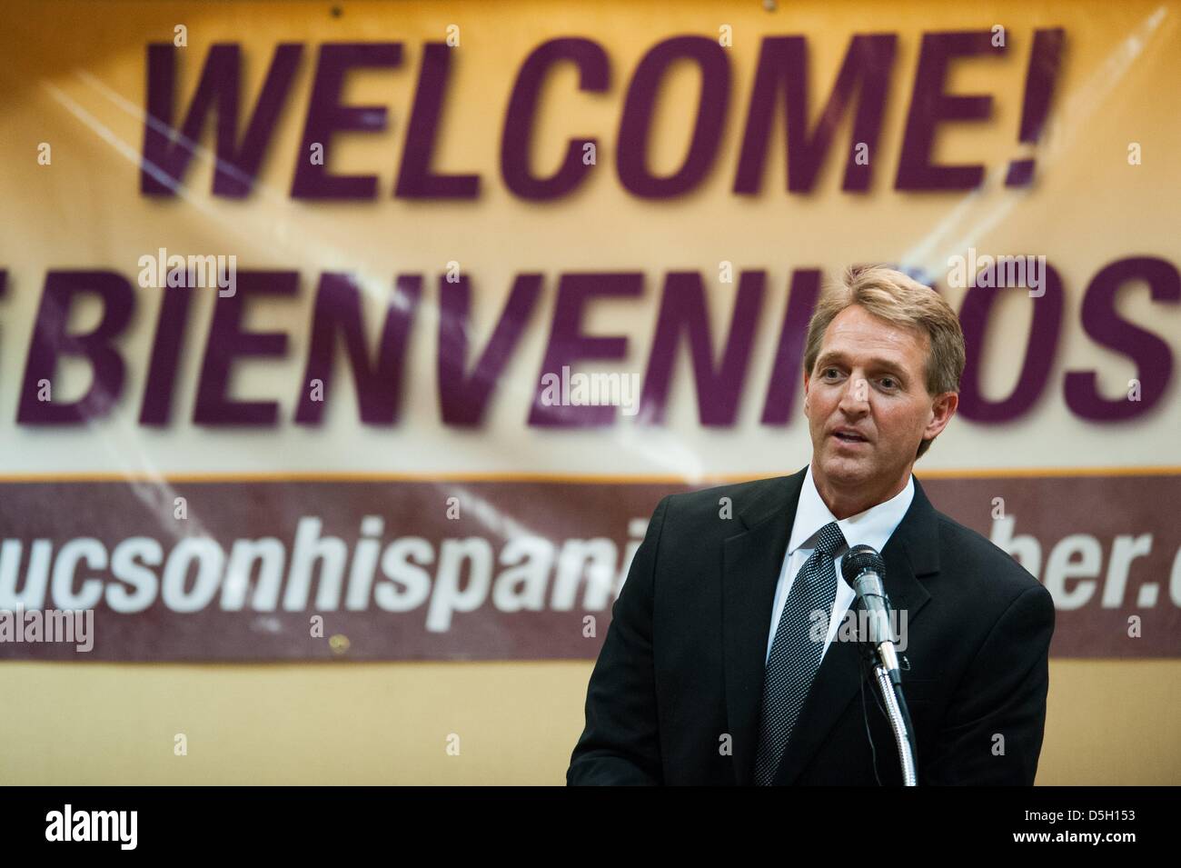 Tucson, Arizona, USA 1. April 2013.  -Senator JEFF FLAKE (R -ARIZ) sprach bei einem Tucson Hispanic Chamber Of Commerce-Mittagessen in Tucson, Arizona, die Bande der acht Zuwanderungsgesetz Rechnung arbeitet sich durch den Senat in den nächsten Wochen zu diskutieren.  Flocke sagte er unterstützt einen Weg zur Staatsbürgerschaft, feststellend, dass Staatsbürgerschaft nur denen angeboten werden würde, die strengen Hintergrund Anforderungen gerecht zu werden.  Flocke auch gesagt, dass die Familienranch mit Gastarbeiter gearbeitet hindert ihn beschriften sie einfach als "illegale. (Bild Kredit: Kredit: Willen Seberger/ZUMAPRESS.com/Alamy Live-Nachrichten) Stockfoto