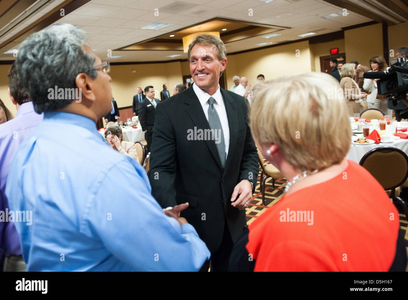 Tucson, Arizona, USA 1. April 2013.  -Senator JEFF FLAKE (R -ARIZ) trifft sich mit Bestandteilen nach sprach er an einem Mittagessen Tucson Hispanic Chamber Of Commerce in Tucson, Arizona, die Bande der acht Zuwanderungsgesetz Rechnung arbeitet sich durch den Senat in den nächsten Wochen zu diskutieren.  Flocke sagte er unterstützt einen Weg zur Staatsbürgerschaft, feststellend, dass Staatsbürgerschaft nur denen angeboten werden würde, die strengen Hintergrund Anforderungen gerecht zu werden.  Flocke auch gesagt, dass die Familienranch mit Gastarbeiter gearbeitet hindert ihn beschriften sie einfach als "illegale. (Kredit-Bild: © Willen Seberger/ZUMA Stockfoto