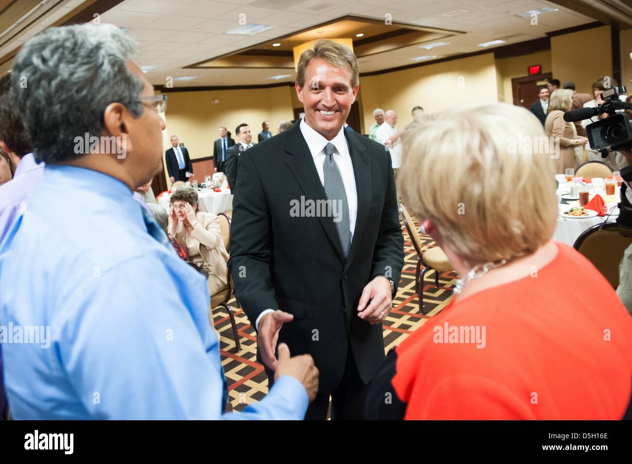 Tucson, Arizona, USA 1. April 2013.  -Senator JEFF FLAKE (R -ARIZ) trifft sich mit Bestandteilen nach sprach er an einem Mittagessen Tucson Hispanic Chamber Of Commerce in Tucson, Arizona, die Bande der acht Zuwanderungsgesetz Rechnung arbeitet sich durch den Senat in den nächsten Wochen zu diskutieren.  Flocke sagte er unterstützt einen Weg zur Staatsbürgerschaft, feststellend, dass Staatsbürgerschaft nur denen angeboten werden würde, die strengen Hintergrund Anforderungen gerecht zu werden.  Flocke auch gesagt, dass die Familienranch mit Gastarbeiter gearbeitet hindert ihn beschriften sie einfach als "illegale. (Kredit-Bild: © Willen Seberger/ZUMA Stockfoto