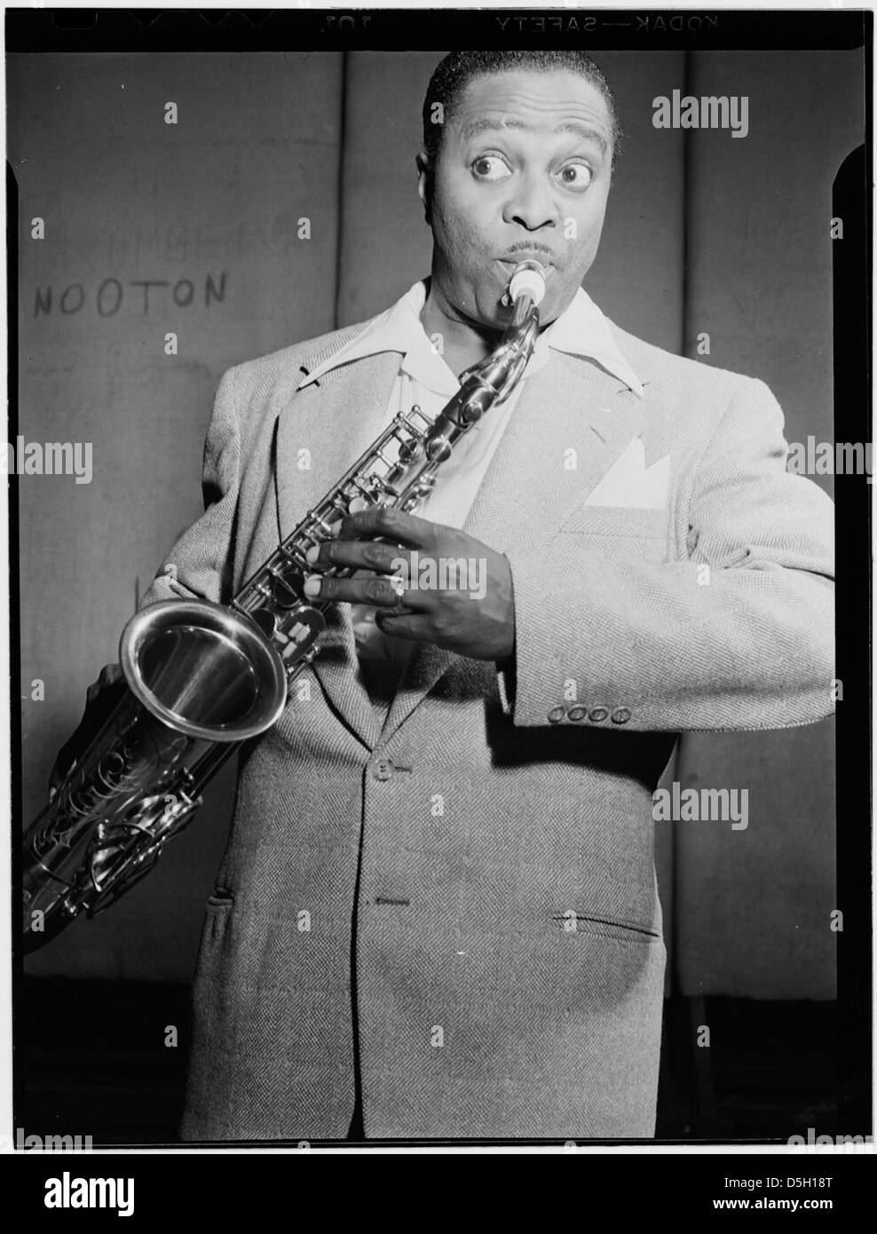 Louis Jordan, der berühmte Musiker, wird in einem Porträt gezeigt, das um Juli 1946 im Paramount Theater in New York aufgenommen wurde. Jordan war eine einflussreiche Persönlichkeit in den Genres Jazz und R&B, bekannt für seine lebhaften Auftritte. Stockfoto