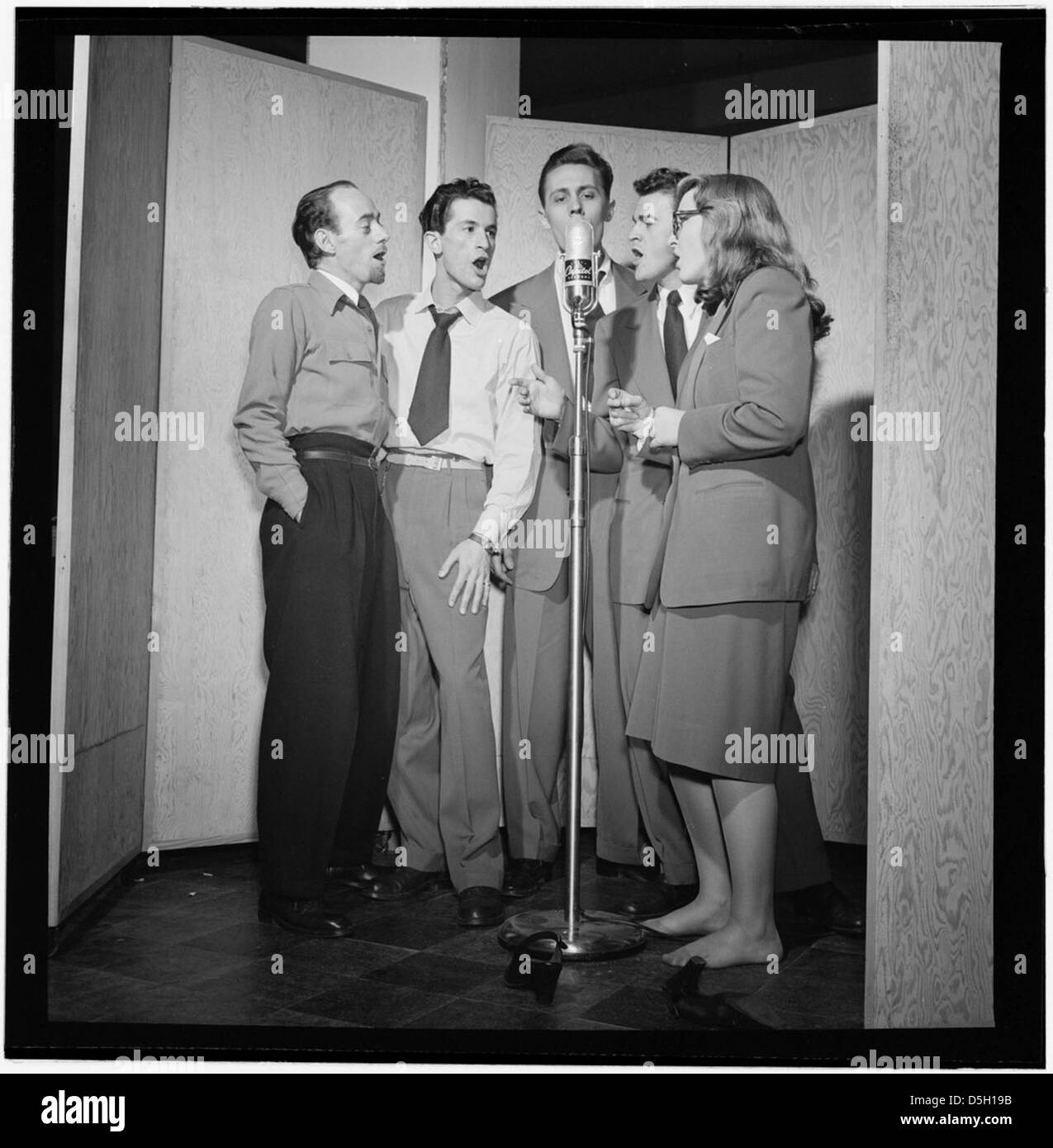 [Porträt von Dave Lambert, Jerry Duane, Wayne Howard, Jerry Packer und Margaret Dale, New York, N.Y., ca. Jan. 1947] (LOC) Stockfoto