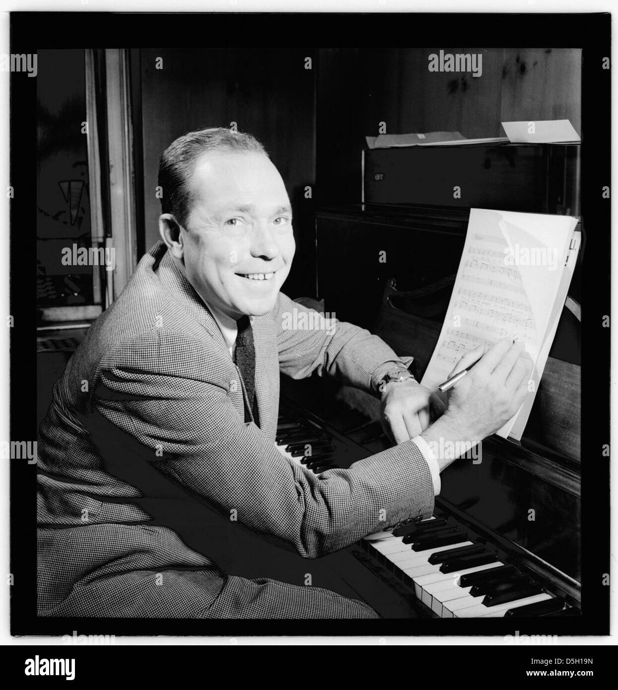 Dieses Porträt von Johnny Mercer, das zwischen 1946 und 1948 in New York aufgenommen wurde, fängt den gefeierten amerikanischen Lyriker und Komponisten ein, der für seine zahlreichen Hits bekannt ist und einen wichtigen Beitrag zur amerikanischen Musikindustrie leistet. Stockfoto