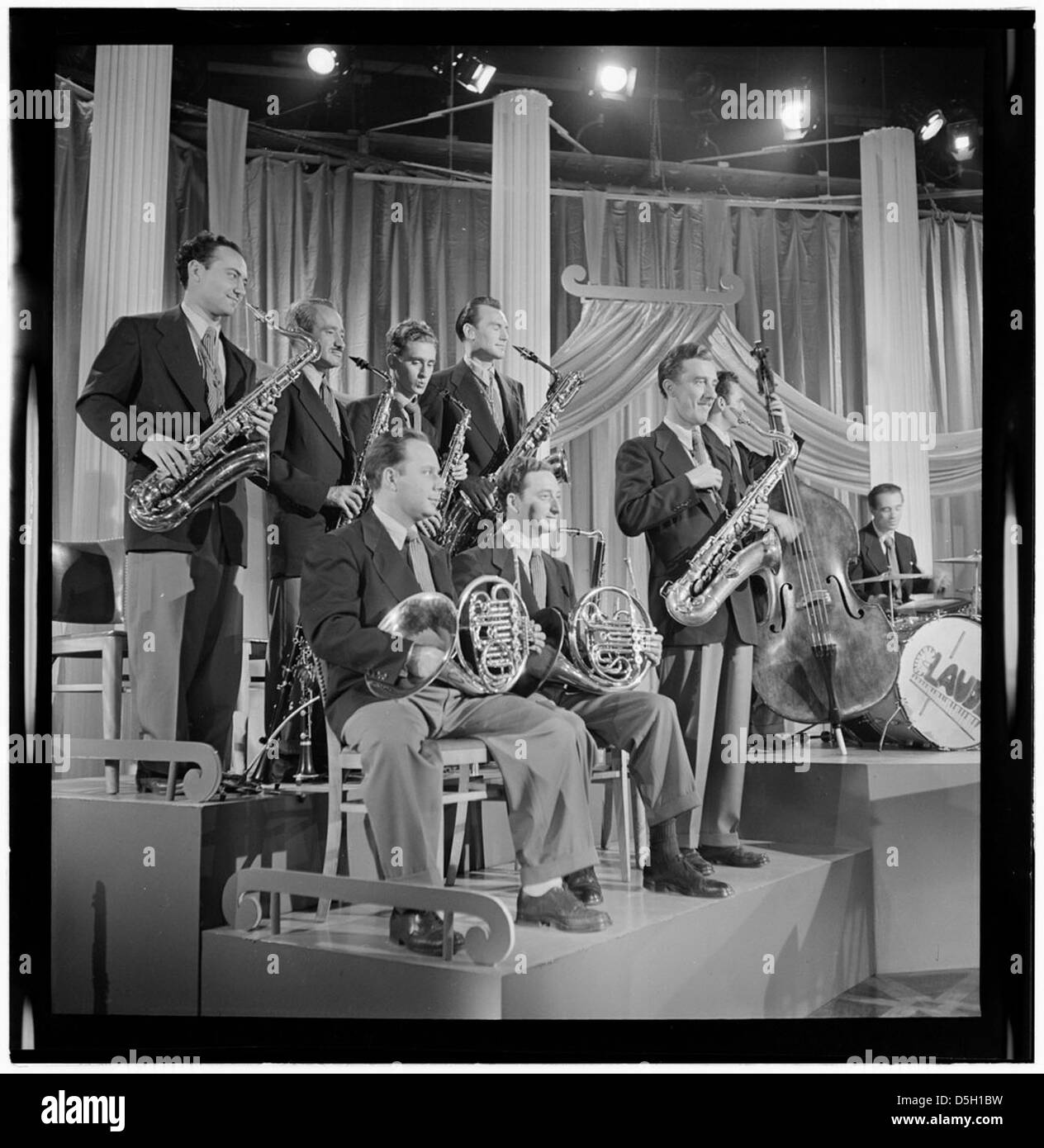 Ein Gruppenporträt von Musikern, die an der Herstellung von „Beautiful Doll“ beteiligt waren, aufgenommen im Columbia Pictures Studio in New York, September 1947. Das Bild zeigt Persönlichkeiten wie Sandy Siegelstien und Lee Konitz. Stockfoto