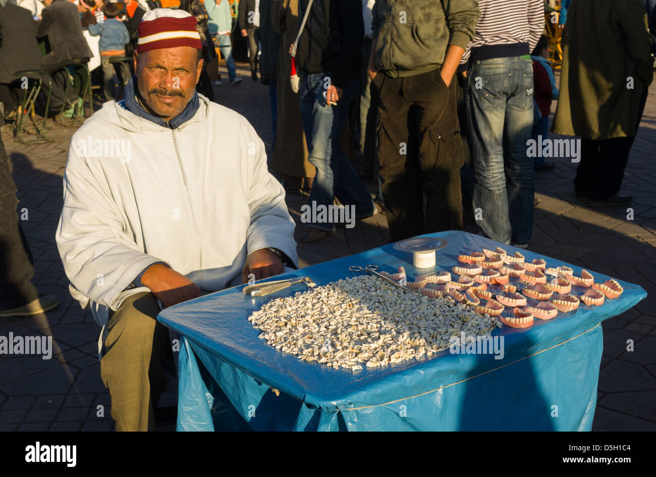Mann, die vorgibt, eine traditionelle Zahnarzt in der Djemaa el-Fna Platz, Marrakesch, Marokko Stockfoto