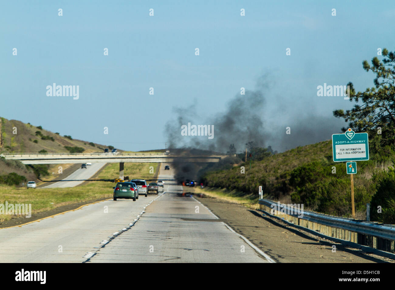 Ein Auto Feuer am Highway 101 in Kalifornien Stockfoto