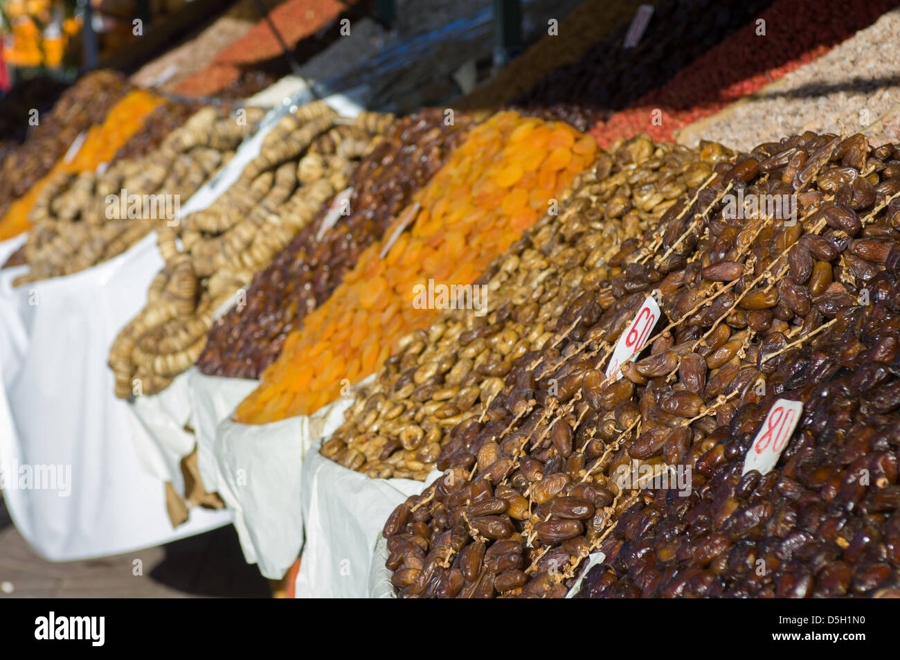 Termine und getrocknete Früchte für den Verkauf in der Djemaa el-Fna Platz in Marrakesch, Marokko Stockfoto