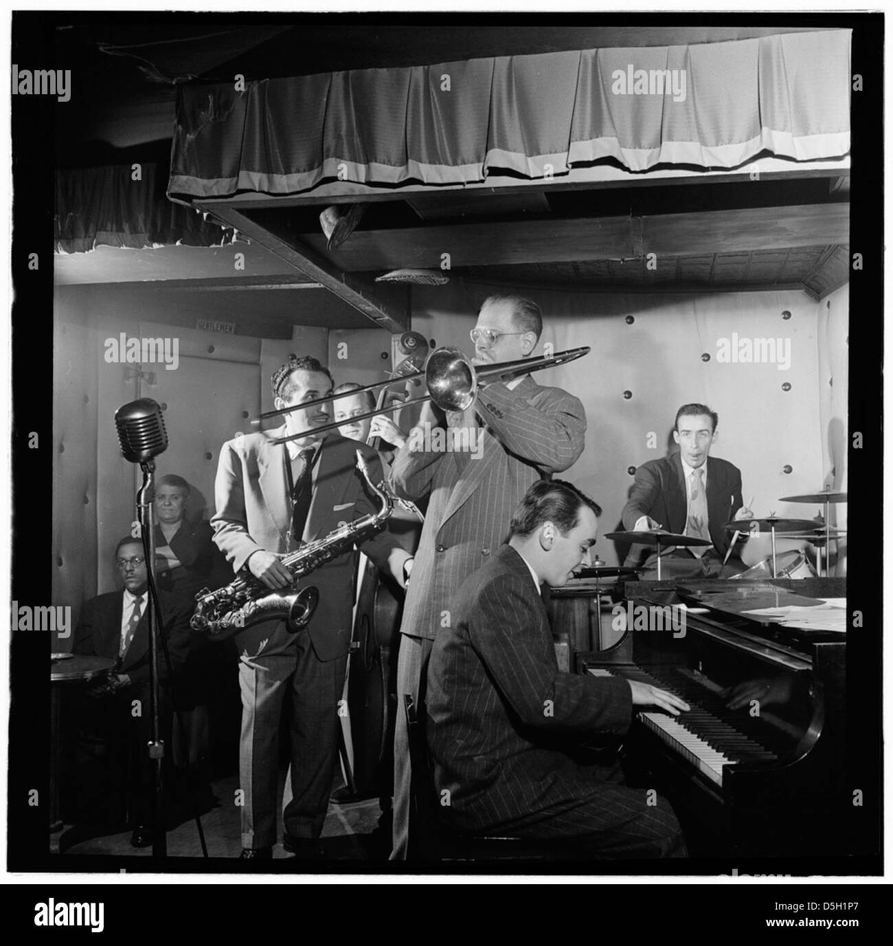 Ein Porträt von Ray Anthony, einem prominenten amerikanischen Bandleader und Posaunist, aufgenommen um August 1947 in New York. Das Bild spiegelt seinen Einfluss auf Jazz und Swing wider. Stockfoto