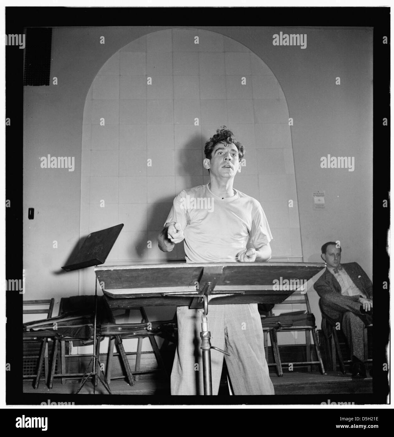 [Porträt von Leonard Bernstein, Carnegie Hall, New York, N.Y., zwischen 1946 und 1948] (LOC) Stockfoto