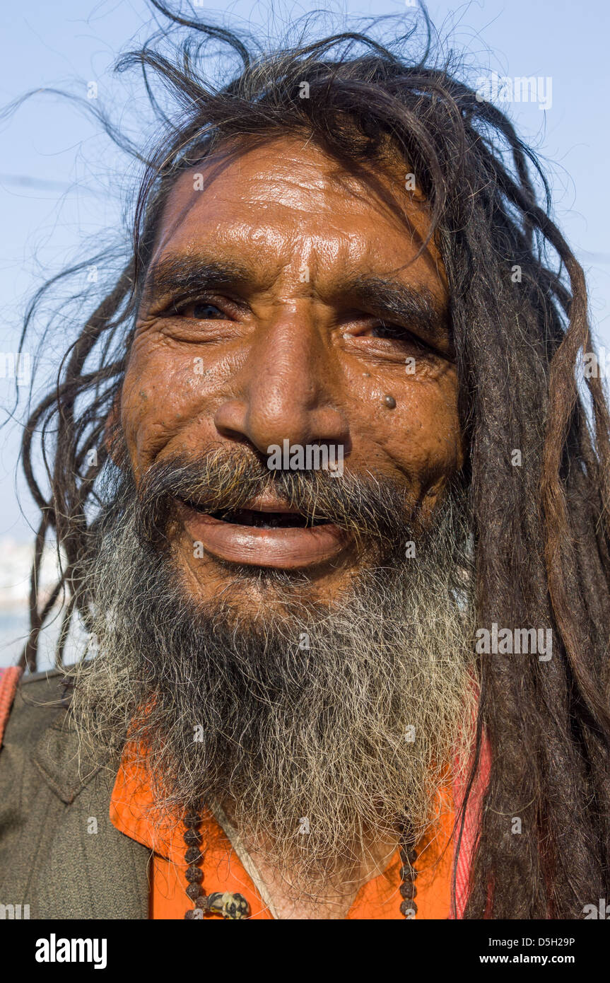 Sadhu (Heiliger) mit Dreadlocks und Bart auf der Seite des Sees Pushkar, Pushkar Mela, Pushkar, Rajasthan, Indien Stockfoto