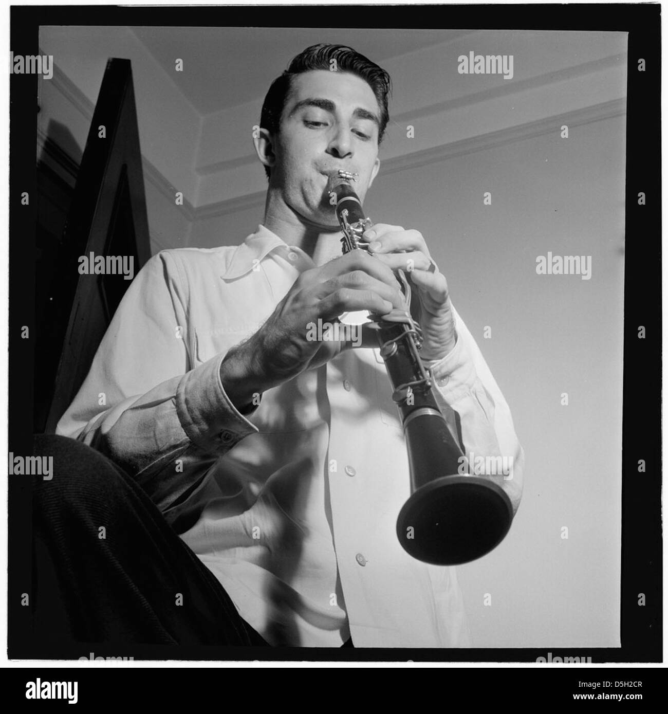 Ein Porträt des Jazz-Klarinettisten Buddy de Franco, aufgenommen um September 1947 in New York. Das Bild fängt seinen Beitrag zur Jazzszene in der Nachkriegszeit ein. Stockfoto