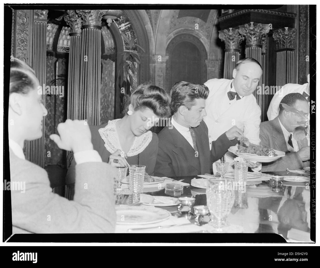 [Porträt von Nesuhi Ertegun, Adele Girard, Joe Marsala und Zutty Singleton, Türkische Botschaft, Washington, D.C., zwischen 1938 und 1948] (LOC) Stockfoto