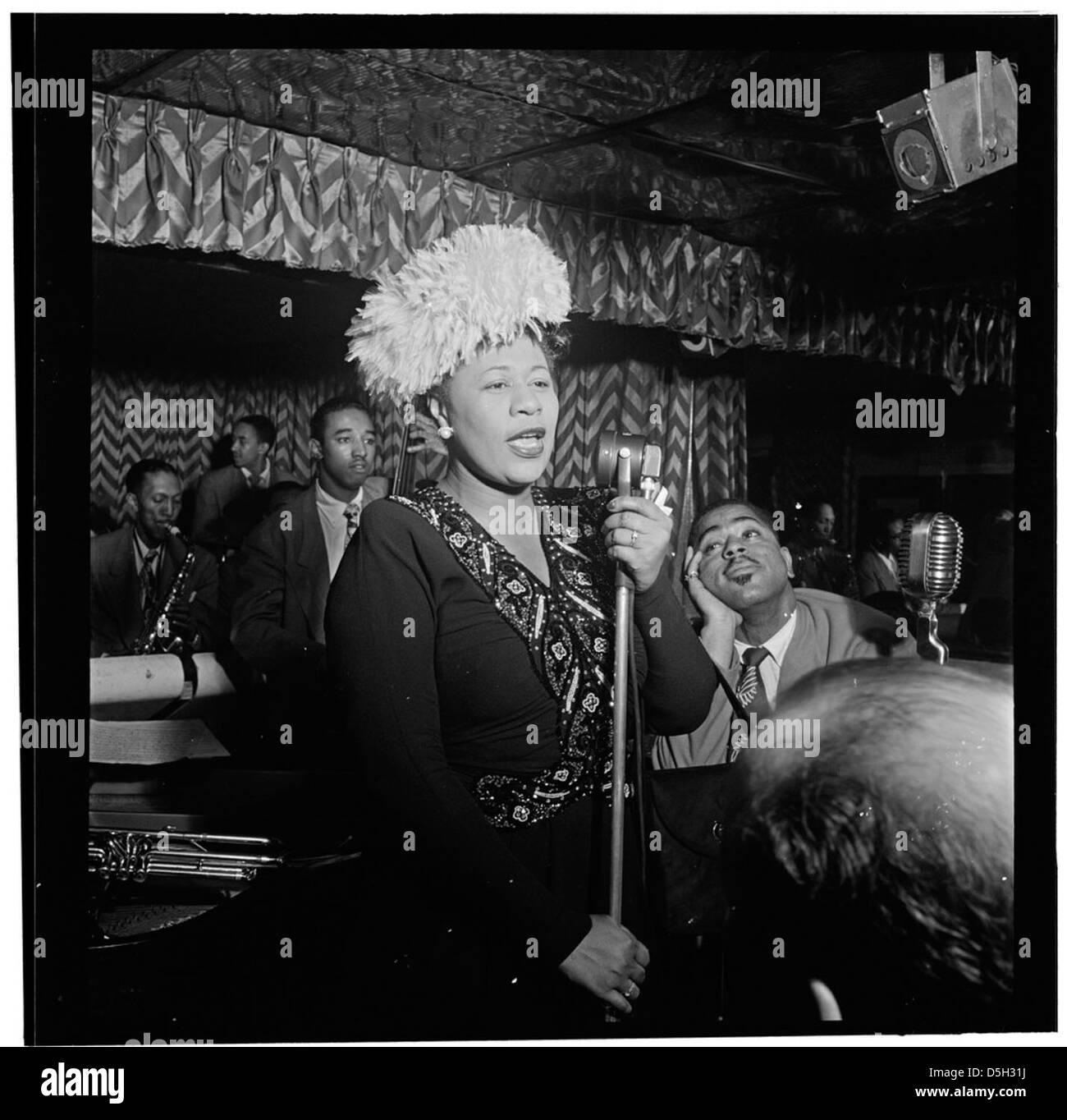 Ein Porträt der Jazzmusiker Ella Fitzgerald, Dizzy Gillespie, Ray Brown, Milt Jackson und Timmie Rosenkrantz aus dem Jahr 1947. aufgenommen in New York City. Das Bild fängt einen Moment der Jazzgeschichte ein und zeigt einige der einflussreichsten Künstler des Genres. Stockfoto