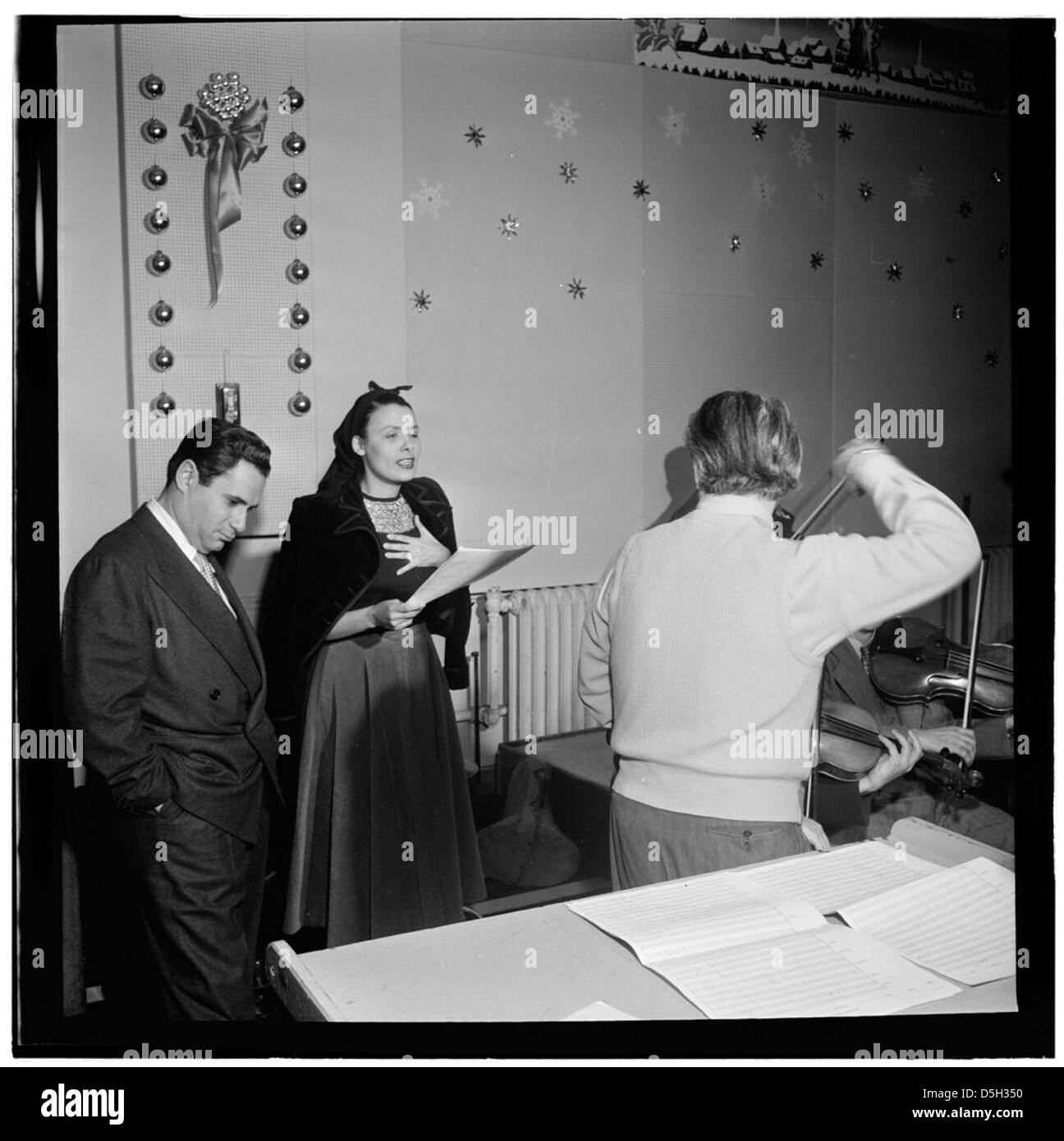Ein Porträt von Lena Horne, einer renommierten Jazzsängerin und Schauspielerin, mit Lennie Hayton, Dirigent und Komponist, aufgenommen zwischen 1946 und 1948 in New York. Dieses Bild zeigt ihre Partnerschaft in Musik und Film während der Nachkriegszeit. Stockfoto