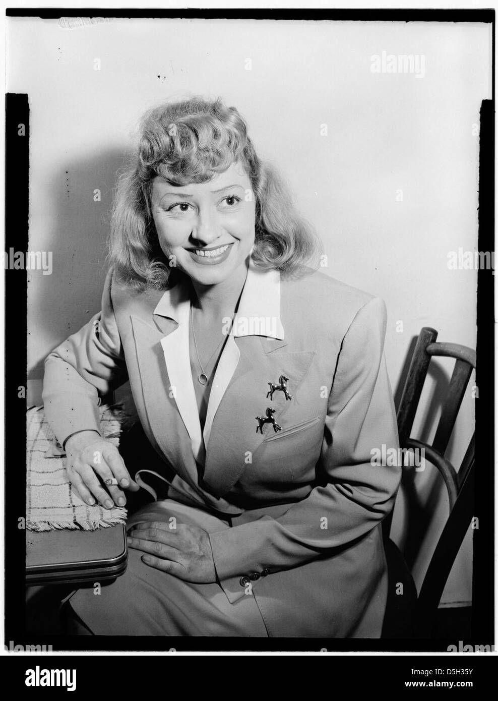 Ein Porträt von Linda Keene, aufgenommen in New York um Juli 1946. Keene war bekannt für ihr Engagement in der darstellenden Kunst und ihre Karriere in der Unterhaltung während der Nachkriegsjahre. Stockfoto