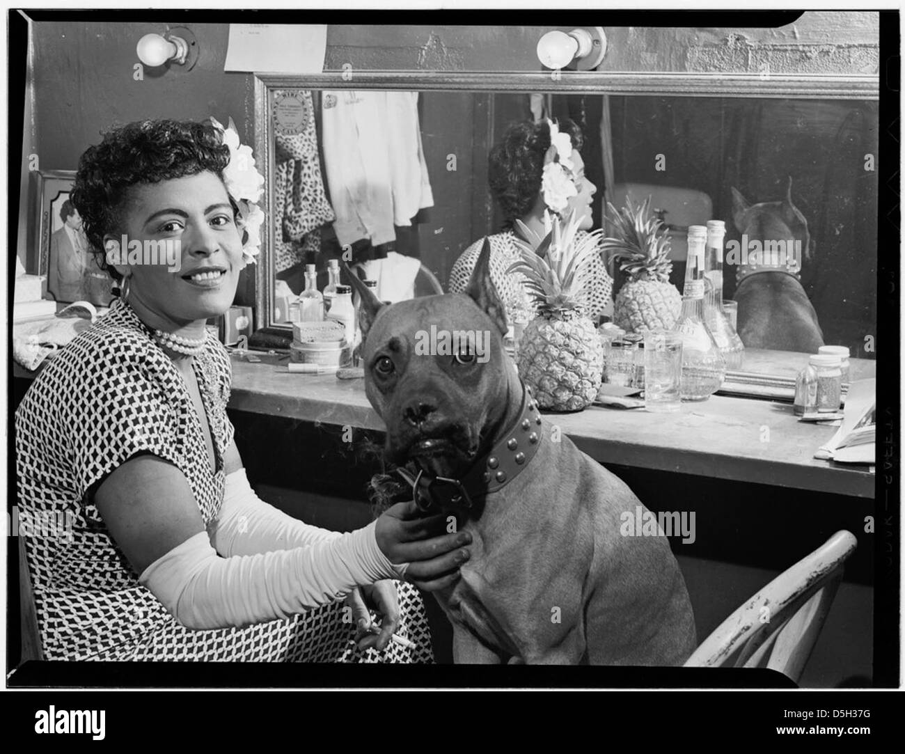 [Porträt von Billie Holiday und Mister, Downbeat(?), New York, N.Y., ca. Juni 1946] (LOC) Stockfoto