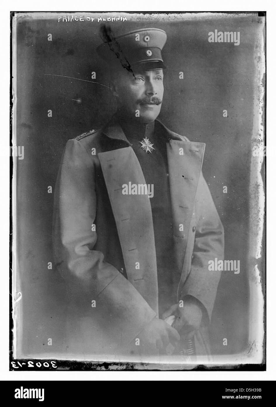 Wilhelm, Prinz von Albanien, ist in diesem Porträt dargestellt und bietet einen Einblick in die königliche Geschichte Albaniens. Das Bild zeigt den Prinzen, dessen Rolle in der Geschichte des Landes zu seinem kulturellen Erbe beiträgt. Das Foto spiegelt das königliche Erbe und die Periode des Albaniens Anfang des 20. Jahrhunderts wider. Stockfoto