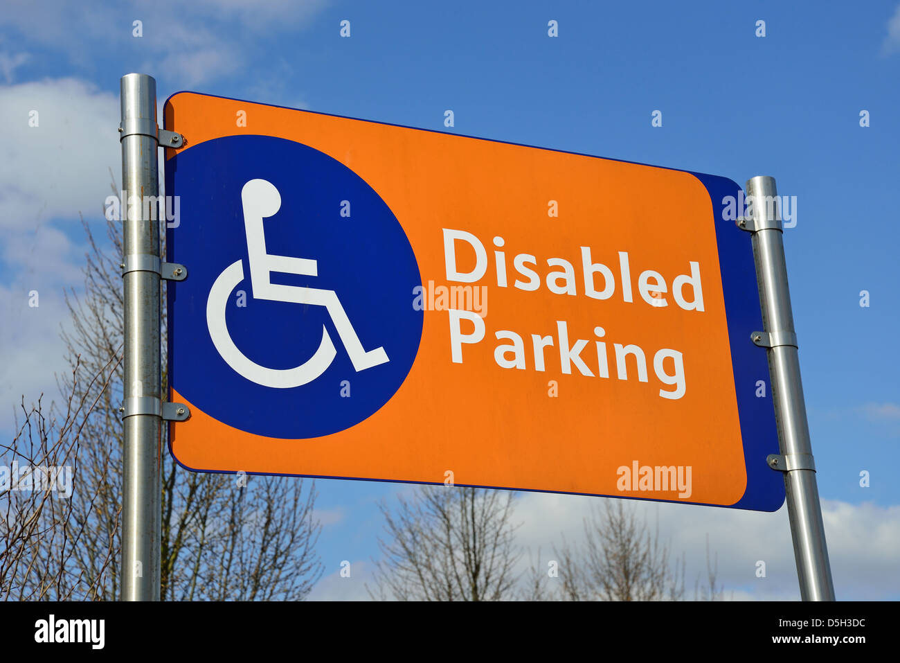 Behinderten Parkplatz Schild Extra Supermarkt Tesco, Addlestone, Surrey, England, Vereinigtes Königreich Stockfoto