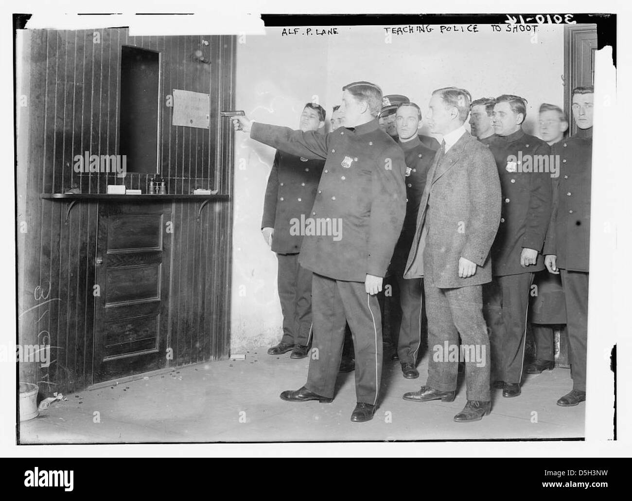Alfred P. Lane, olympischer Goldmedaillengewinner und Feuerwaffenexperte, zeigt New York City Polizisten die Verwendung der Colt Model 1908 Pistole. Dieses Bild unterstreicht seine Rolle bei der Ausbildung von Strafverfolgungsbehörden. Stockfoto