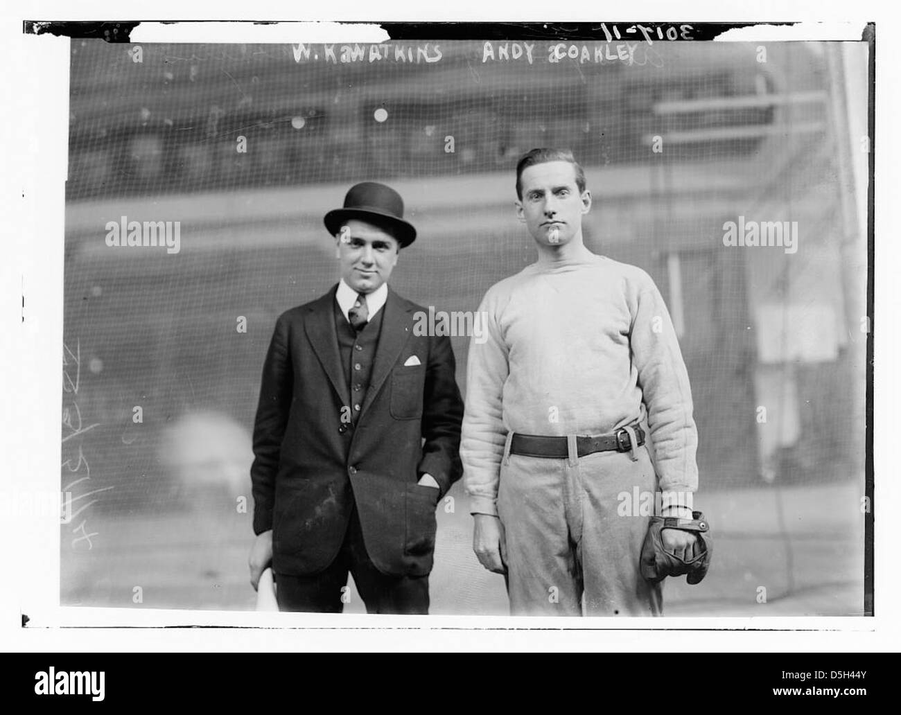W.K. Watkins und Andy Coakley, die auf diesem Foto abgebildet sind, waren Mitglieder des Baseballteams der Columbia University. Das Bild zeigt die Athleten während ihrer College-Jahre im frühen 20. Jahrhundert. Stockfoto