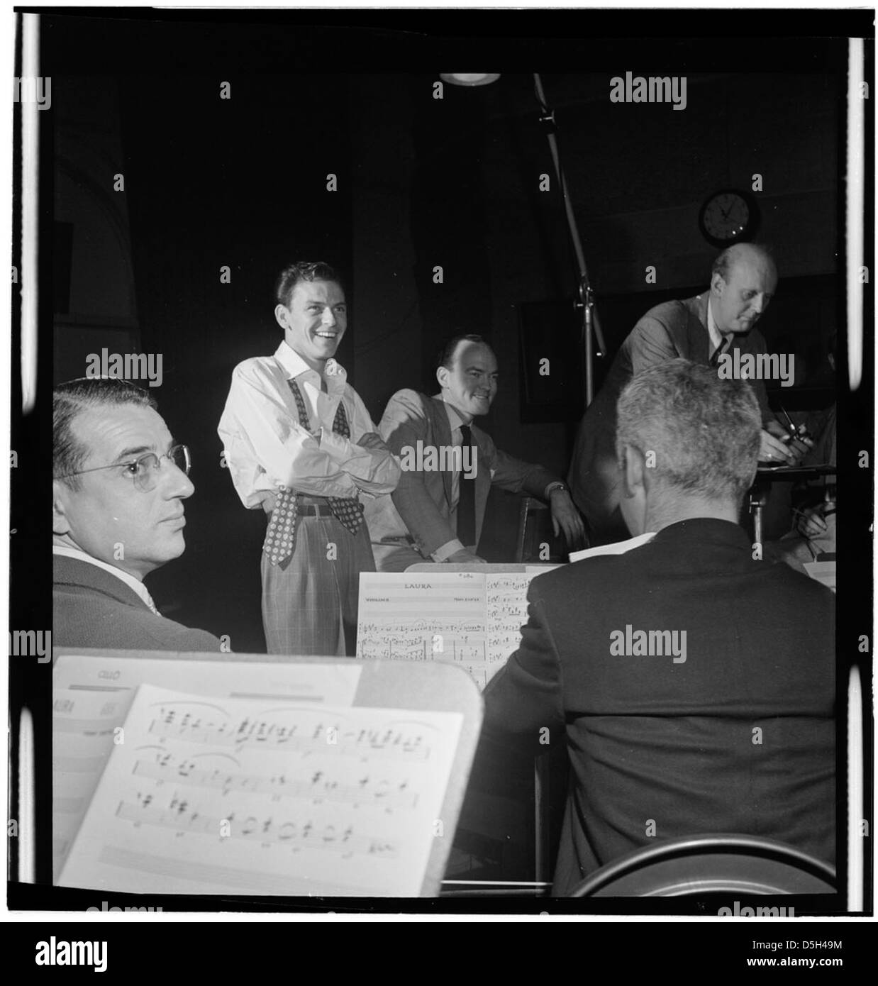 [Porträt von Frank Sinatra und Axel Stordahl, Liederkrantz Hall, New York, N.Y., ca. 1947] (LOC) Stockfoto