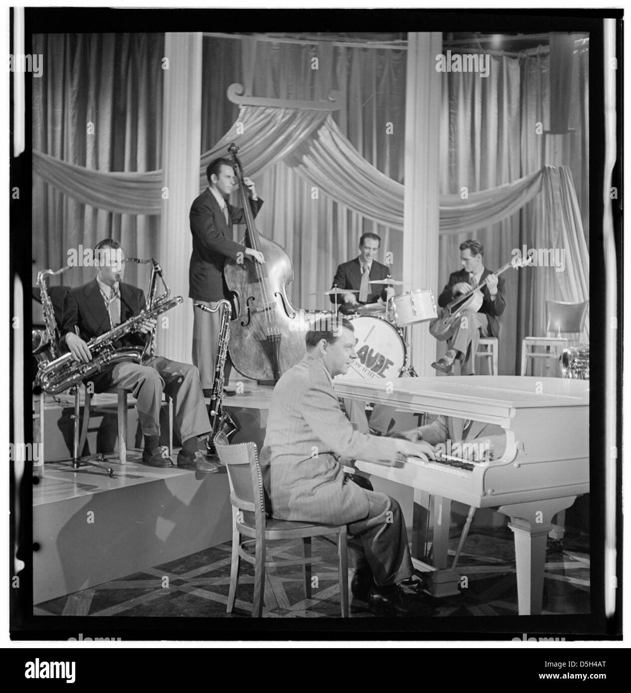 Dieses Gruppenporträt, das im September 1947 im Columbia Pictures Studio in New York aufgenommen wurde, zeigt Micky Folus, Joe Shulman, Claude Thornhill, Billy Exiner, und Barry Galbraith während der Herstellung von "Beautiful Doll". Stockfoto