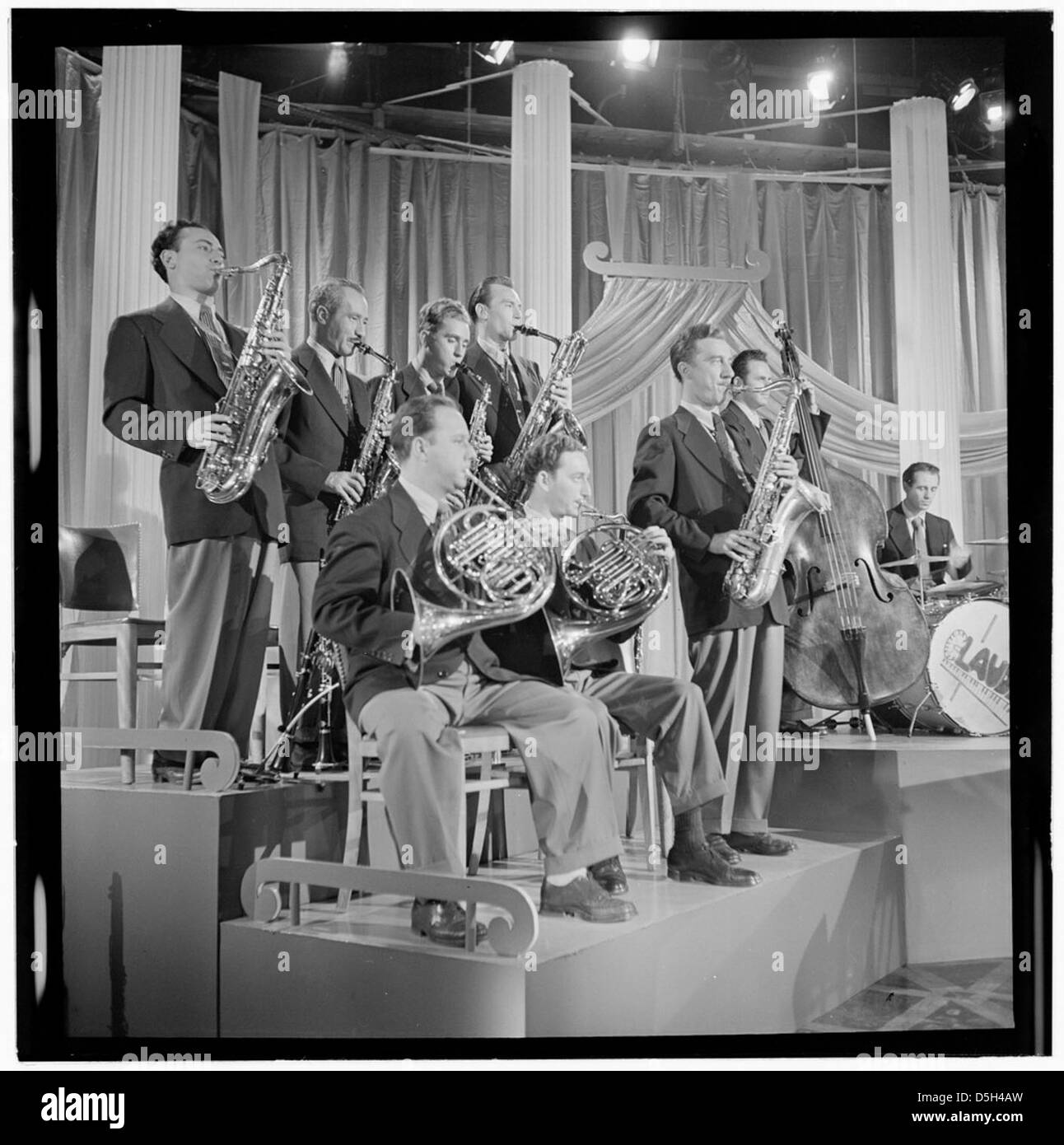 Ein Gruppenporträt, das 1947 im Columbia Pictures Studio während der Herstellung von *Beautiful Doll* aufgenommen wurde. Das Bild zeigt wichtige Personen, die an der Produktion beteiligt sind, darunter Jazzmusiker und Filmemacher. Stockfoto