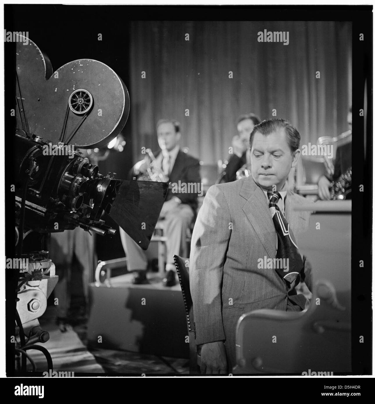 Ein Porträt von 1947, das Claude Thornhill, Sandy Siegelstien, Willie Wechsler und Micky Folus im Columbia Pictures Studio während der Dreharbeiten des Films Beautiful Doll zeigt. Das Bild erfasst einen Moment im Produktionsprozess des Films. Stockfoto