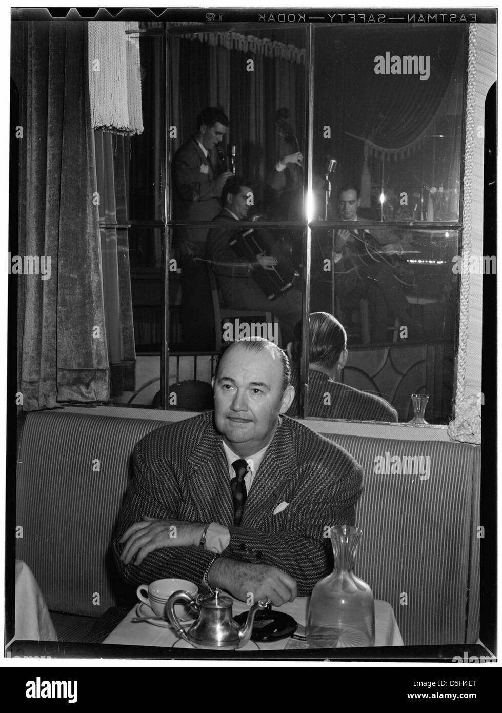 [Porträt von Paul Whiteman, Joe Mooney, Andy Fitzgerald, Gaeton (Gate) Frega, und Jack Hotop, Eddie Condon's, New York, N.Y., Ca. Juni 1947] (LOC) Stockfoto