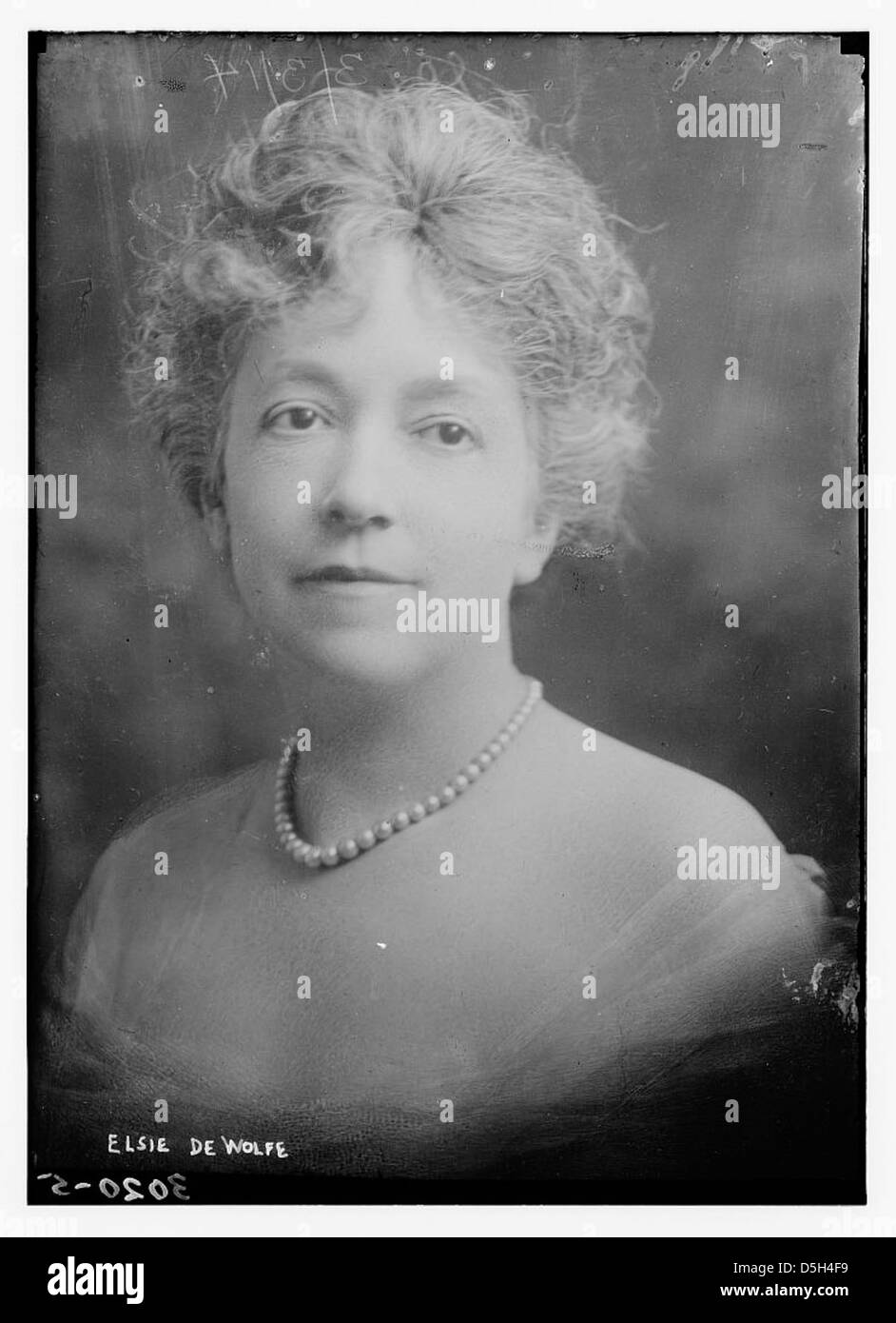 Elsie de Wolfe, eine einflussreiche amerikanische Autorin und Designerin, ist bekannt für ihre Rolle in der Innenarchitektur und Mode, die den Stil des 20. Jahrhunderts prägt. Stockfoto