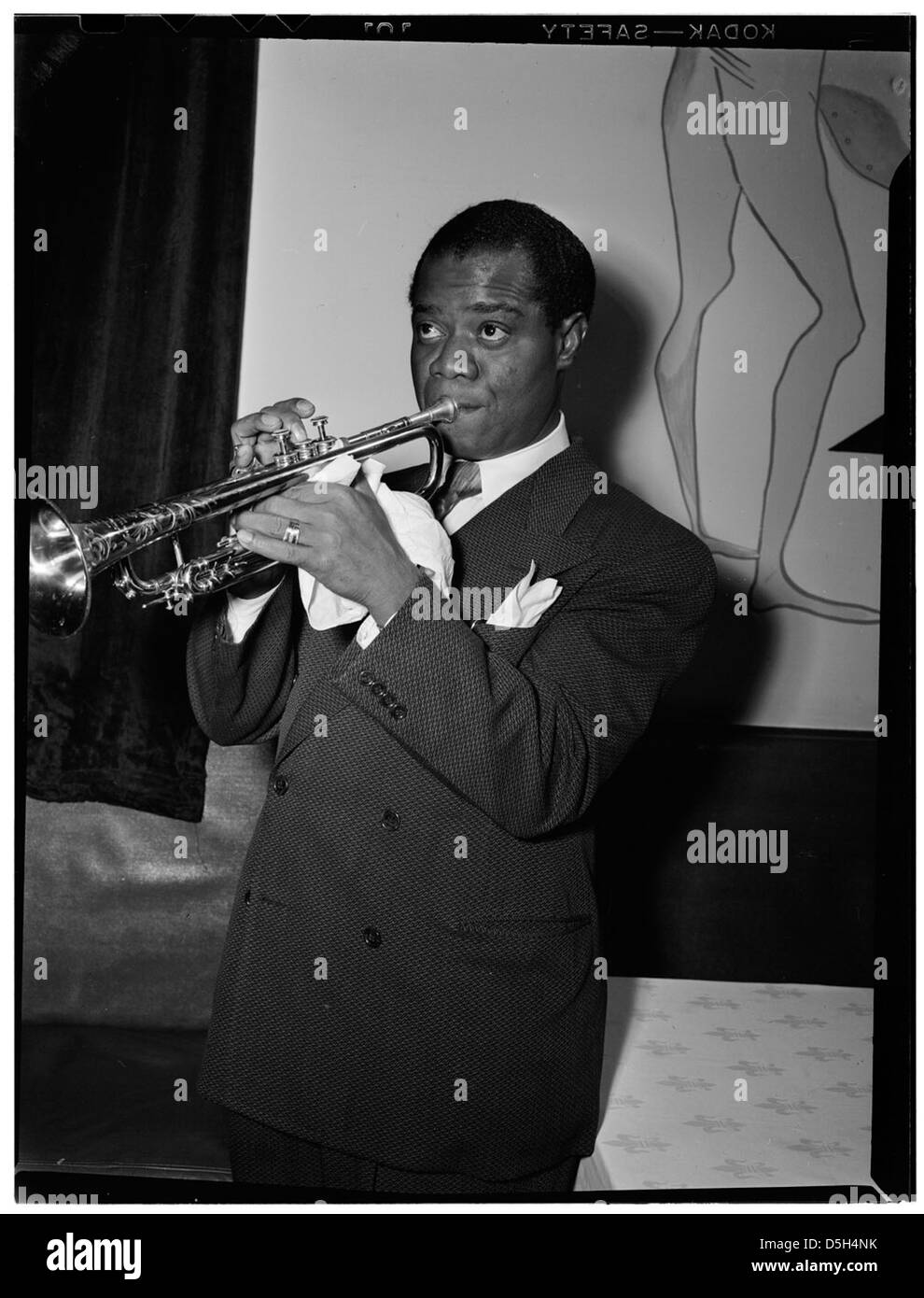 Dieses Porträt des Jazzmusikers Louis Armstrong, aufgenommen zwischen 1938 und 1948, spiegelt seinen ikonischen Status in der amerikanischen Jazzgeschichte während der Swing-Ära wider. Stockfoto