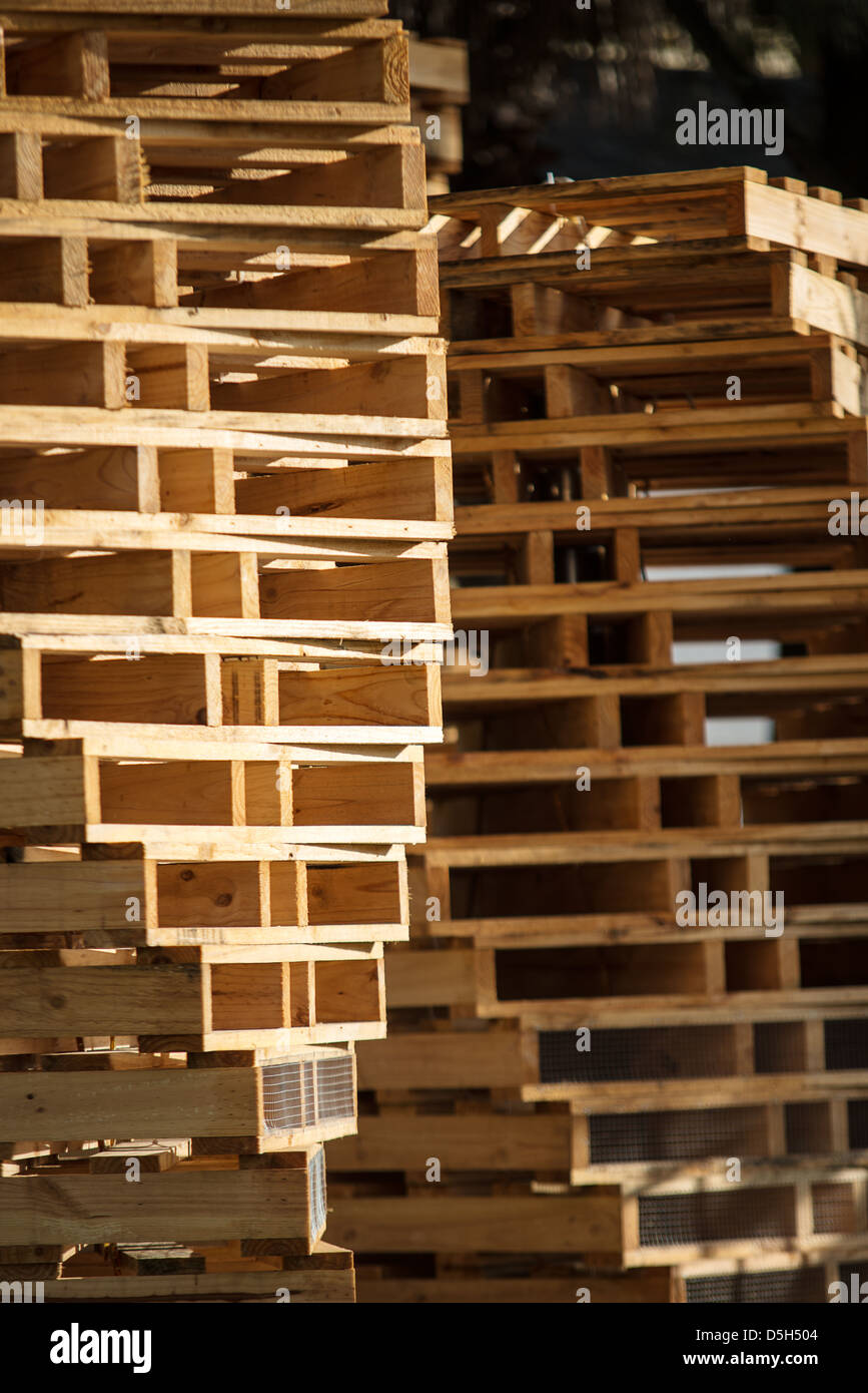 Versand Holzpaletten gestapelt kreativ um eine abstrakte Darstellung zu bilden. Stockfoto