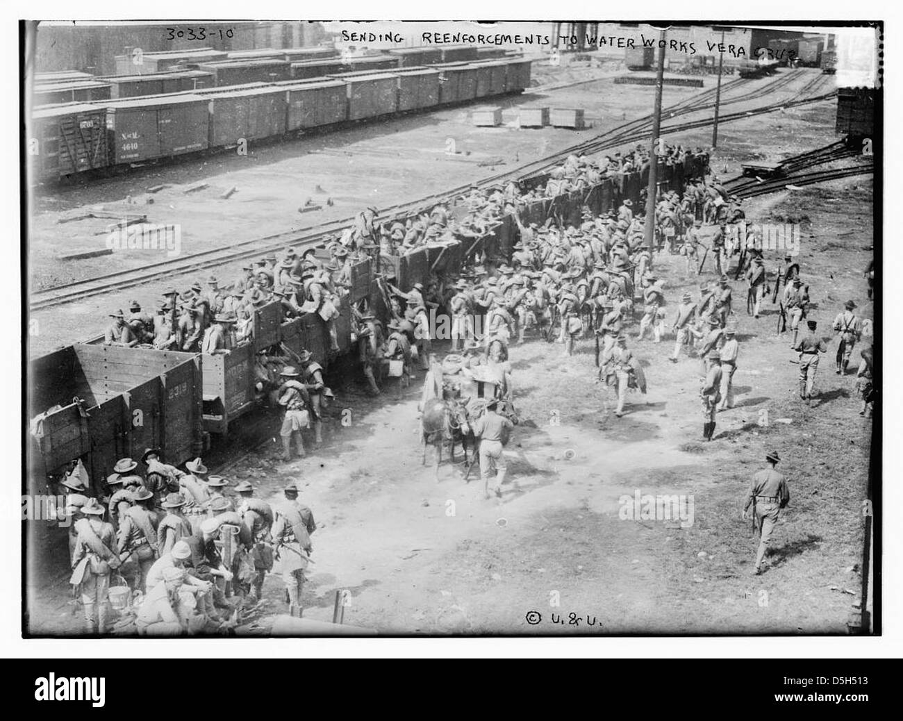 Ein Foto von Verstärkungen, die zu den Wasserwerken in Vera Cruz, Mexiko, geschickt wurden, um die Militärbewegung während eines bedeutenden historischen Moments festzuhalten. Stockfoto