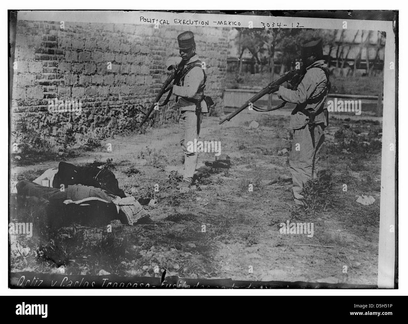 Ein Soldat exekutiert einen politischen Gefangenen während der mexikanischen Revolution. Dieses Bild spiegelt die brutale Natur des politischen Konflikts während der Revolution wider, einem entscheidenden Moment in der Geschichte Mexikos, der die Intensität der revolutionären Gewalt und die politischen Kämpfe dieser Zeit kennzeichnet. Stockfoto