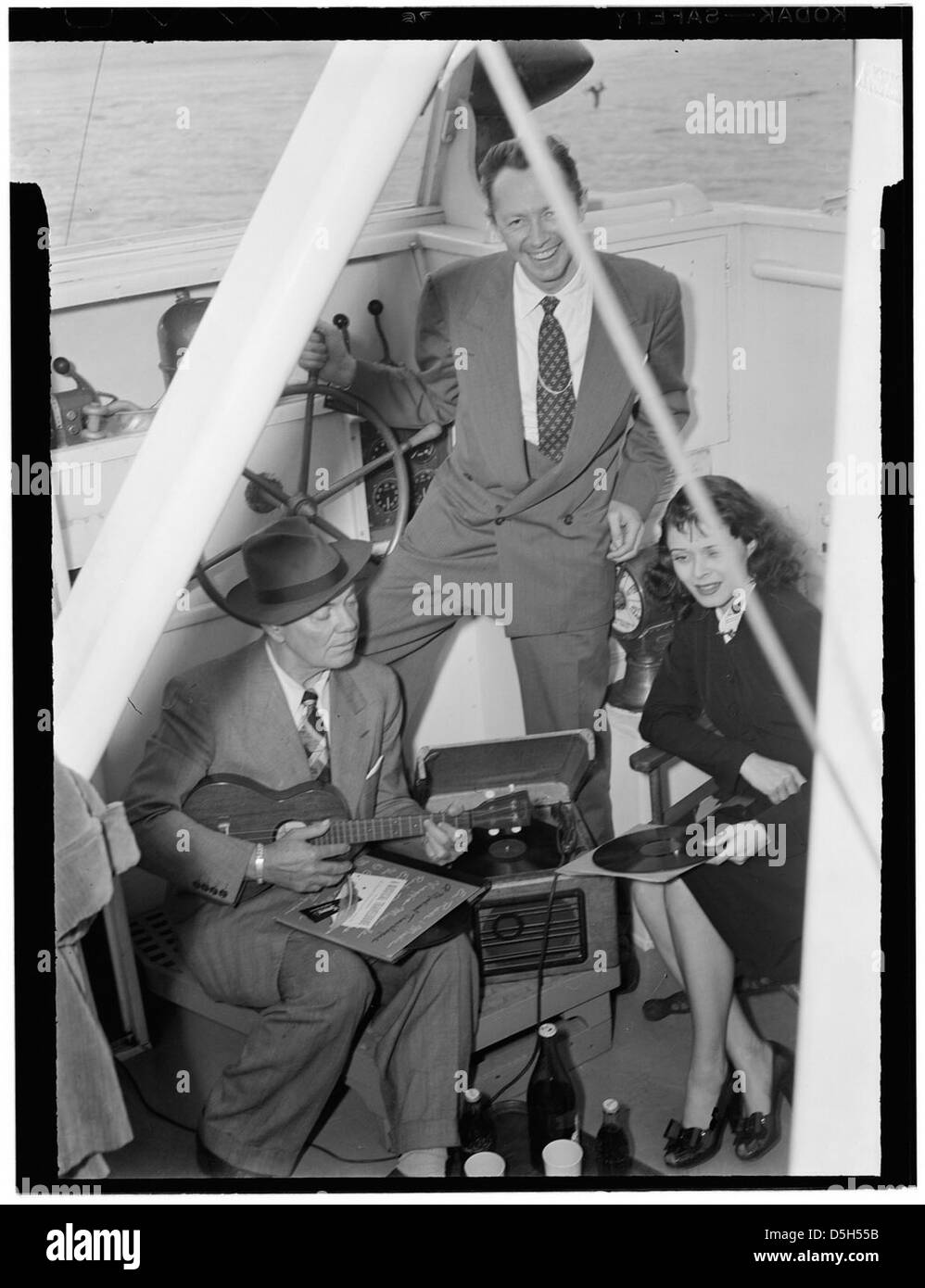 Cliff Edwards, Betty Brewer und Frank Raye an Bord der „Ukelele Lady“-Yacht auf dem Hudson River, New York, ca. Juni 1947. Das Porträt fängt das Trio in lässiger Kleidung ein und spiegelt die populäre Musikkultur der damaligen Zeit wider. Stockfoto
