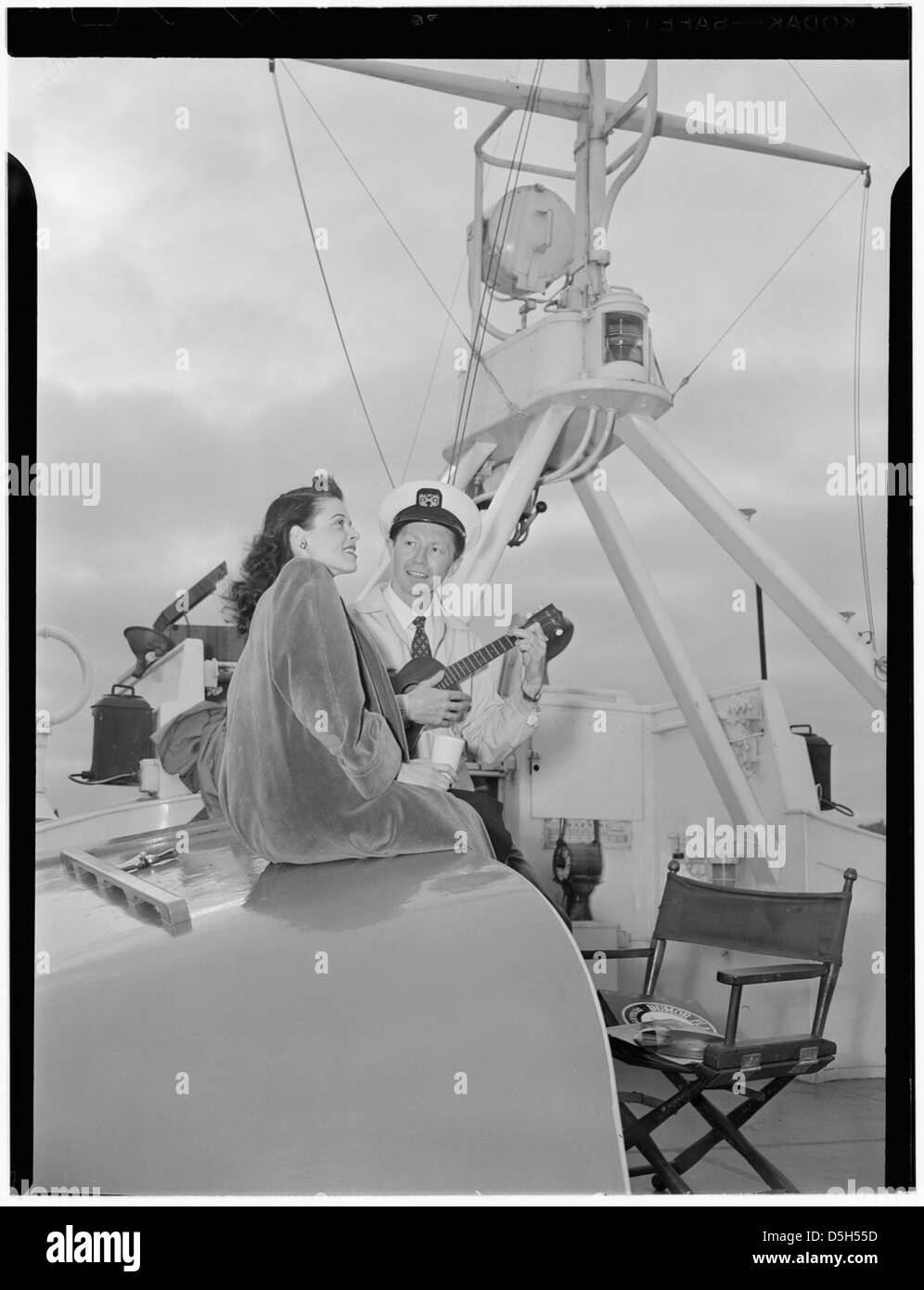 Dieses Porträt aus dem Jahr 1947 zeigt Frank Raye und Betty Brewer an Bord der Yacht „Ukelele Lady“ auf dem Hudson River, New York. Das Bild fängt einen Moment im Leben zweier Personen ein, die wahrscheinlich mit der Welt der Musik oder der Freizeit auf dem Fluss verbunden sind. Stockfoto