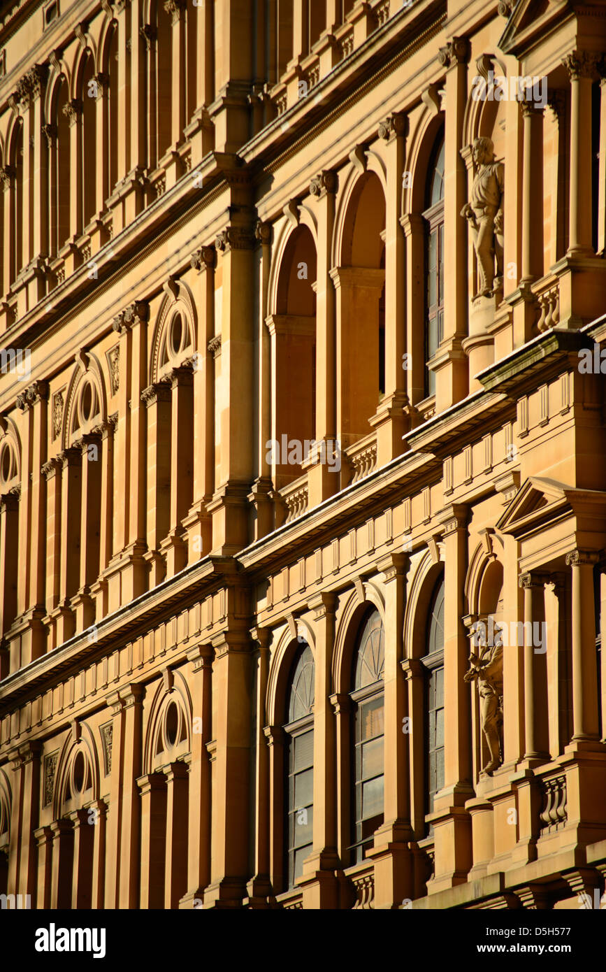 Morgensonne beleuchtet die verzierten Sandsteinfassade des Department of Lands in der Innenstadt von Sydney, New South Wales. Stockfoto