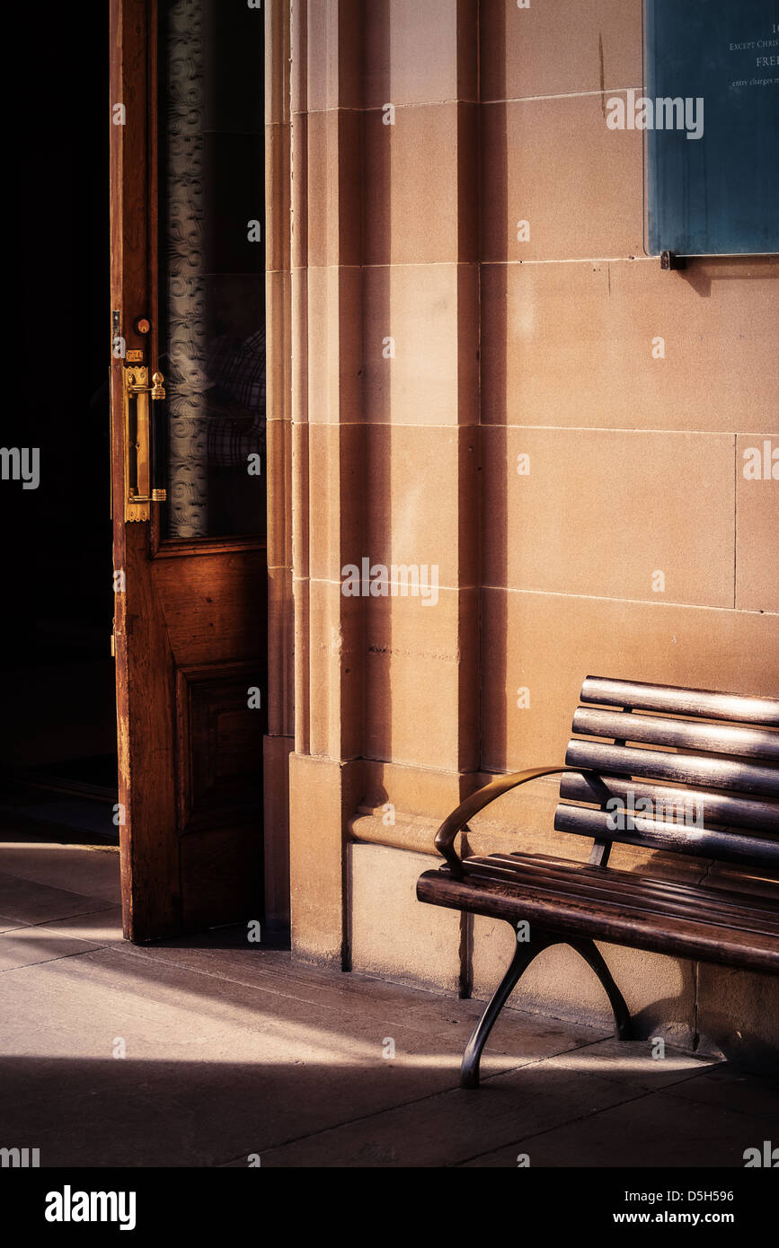 Weiches Licht beleuchtet eine Bank und der Eingang zu der Art Gallery von New South Wales, Sydney. Vertikal und Horizontal zur Verfügung Stockfoto