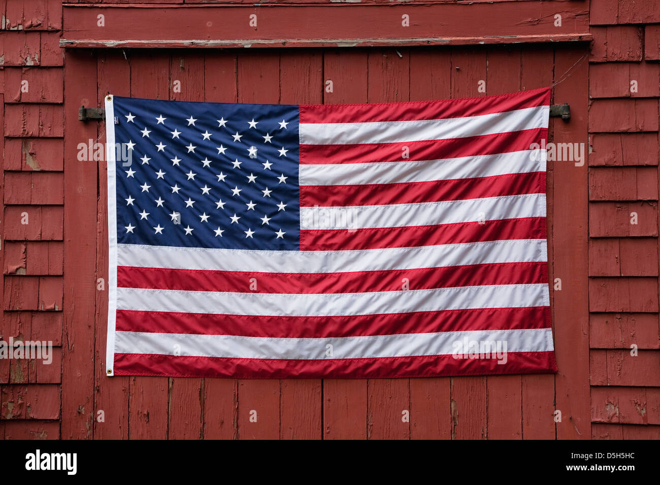 US-Flagge auf roten Scheunentor am Memorial Day 2011, außerhalb von Lexington, MA angezeigt Stockfoto