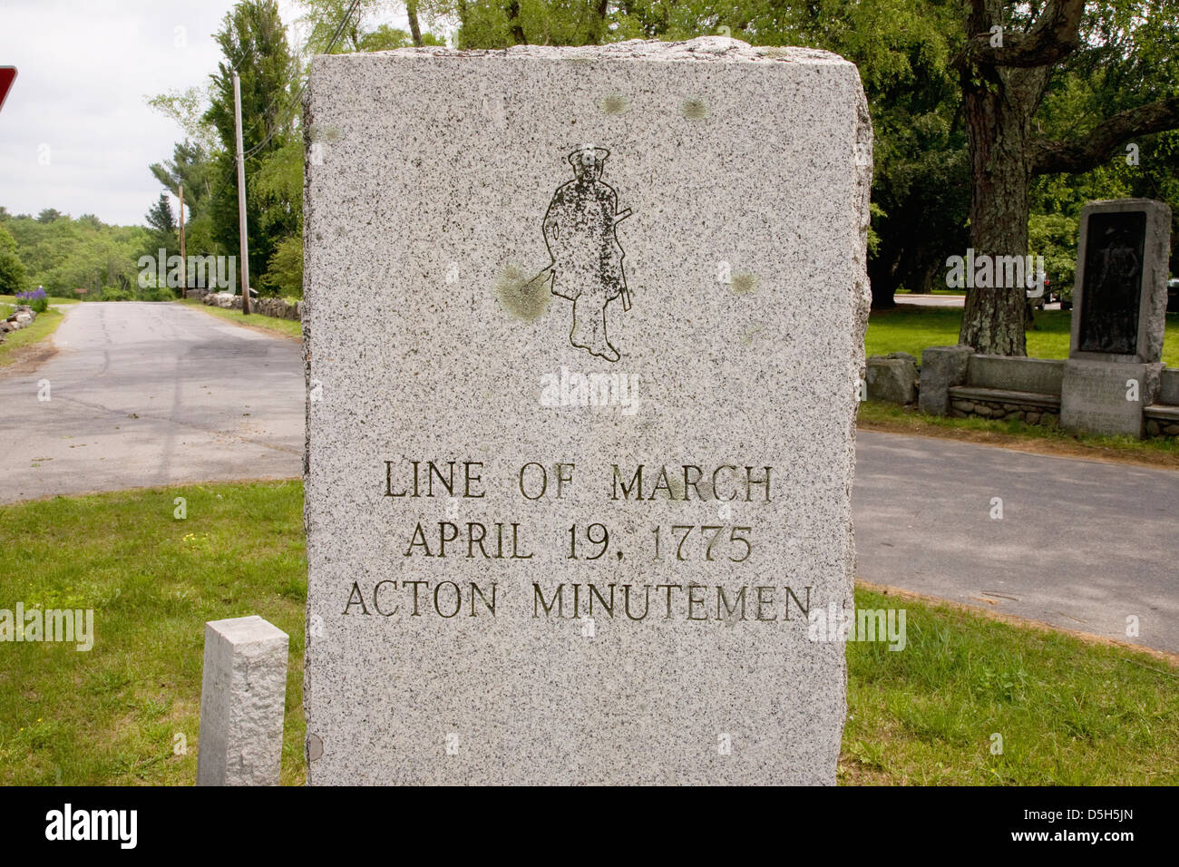 Revolutionäre Krieg Steinzeichen markiert wo Acton Minutemen und Linie der März, 19. April 1775, Lexington, MA Stockfoto