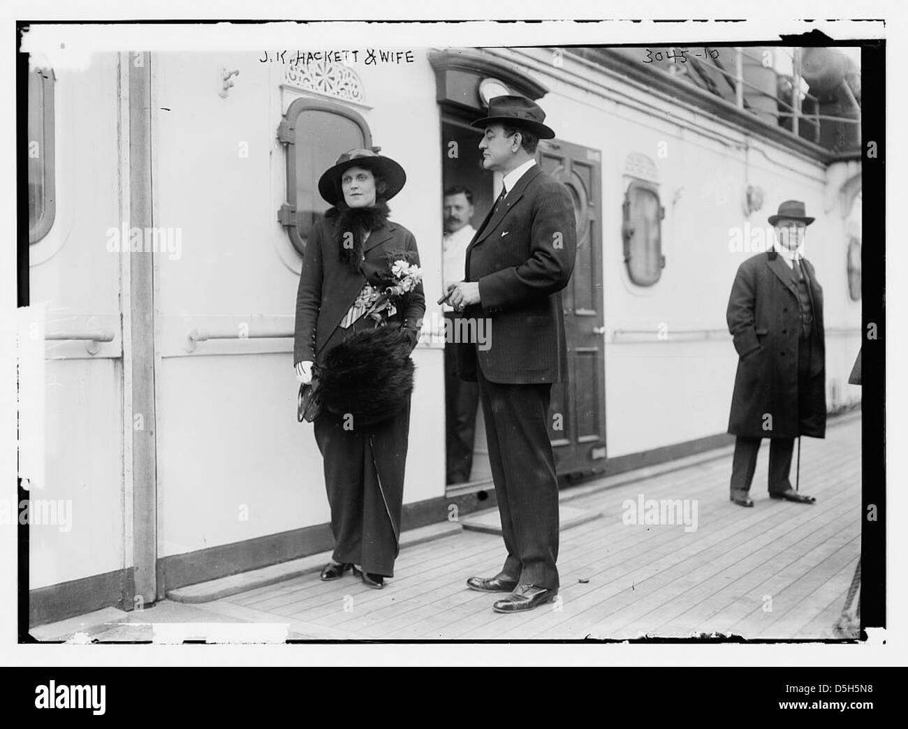 Dieses Foto zeigt den Schauspieler J.K. Hackett und seine Frau an Bord des Ozeanschiffers RMS Lusitania. Das Bild wurde Anfang des 20. Jahrhunderts aufgenommen und zeigt das Paar in einer lässigen Pose, wahrscheinlich während einer transatlantischen Reise. Stockfoto