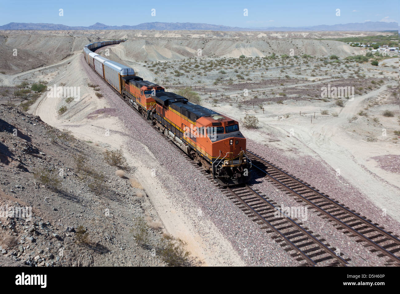 Beschleunigung Waggons auf einem Bahngleis in der Wüste Stockfoto