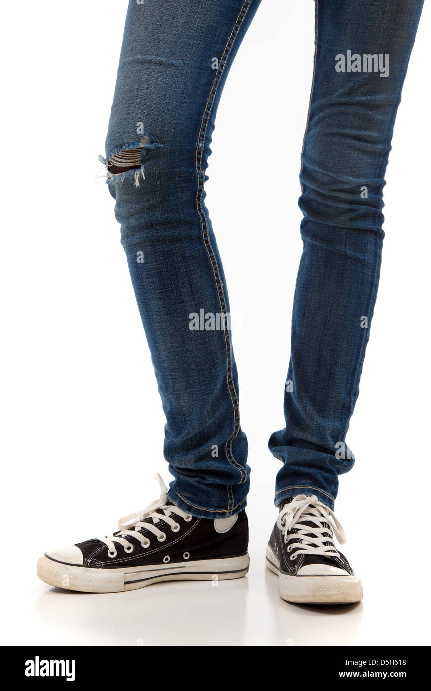 Ein paar dünne Beine in Jeans und retro schwarz Schuhe auf weißem  Hintergrund Stockfotografie - Alamy