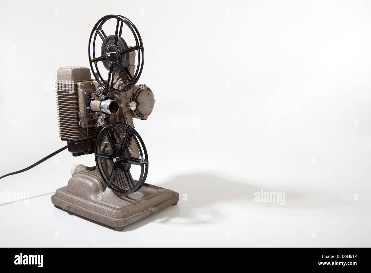 Ein Jahrgang 8mm Filmprojektor auf weißem Hintergrund mit Textfreiraum Stockfoto