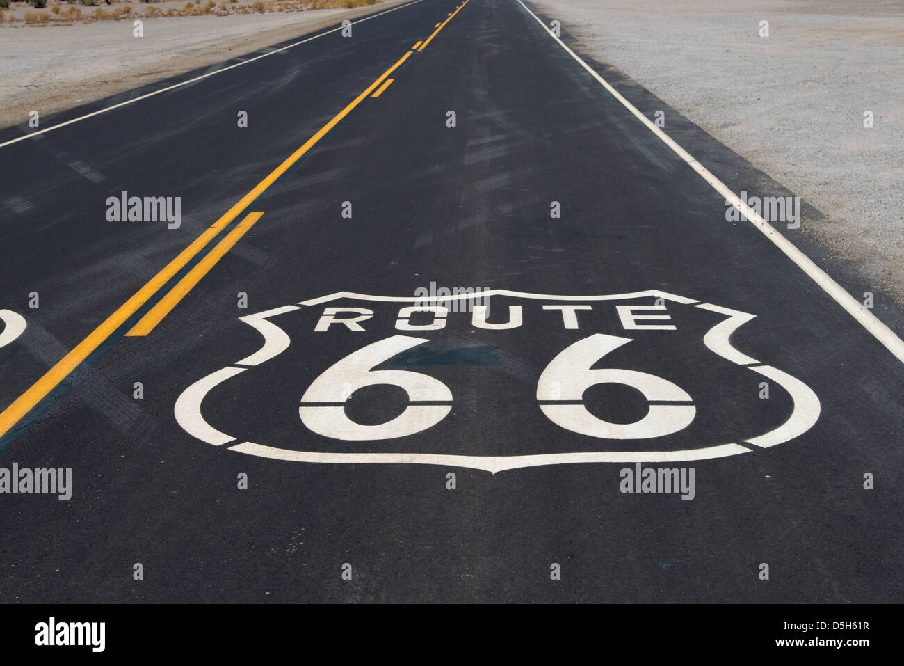 Route 66 Autobahn Schild gemalt auf einer neuen Straße in der kalifornischen Wüste Stockfoto