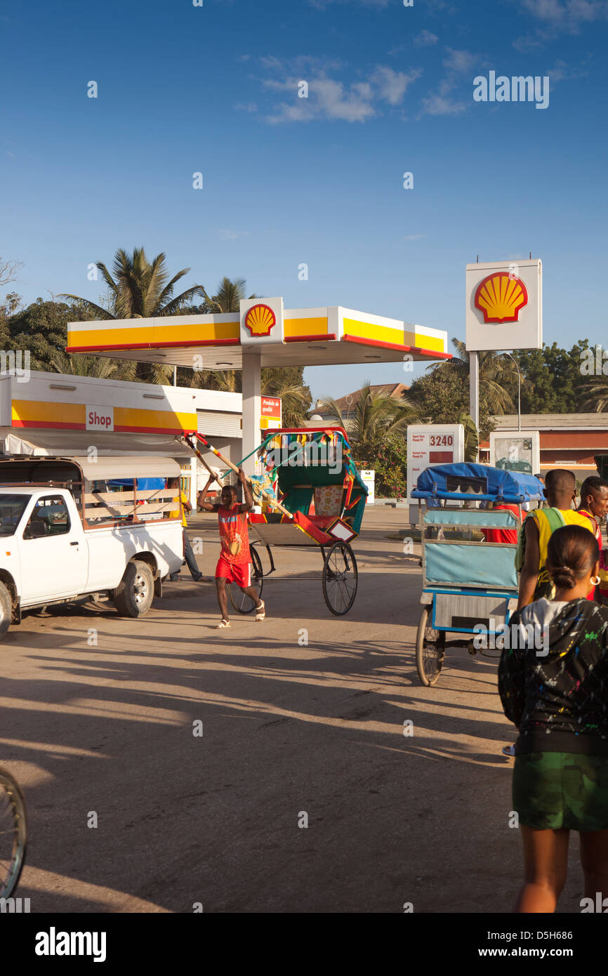 Madagaskar, Toliara, Pousse-Pousse Muskelkraft Rikscha Shell-Tankstelle vorbei Stockfoto