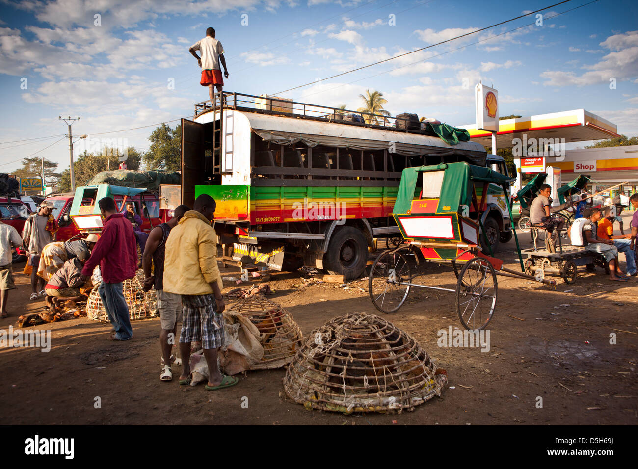 Madagaskar, Toliara, Taxi Brousse Station, Pousse-Pousse und Camion Brousse Stockfoto