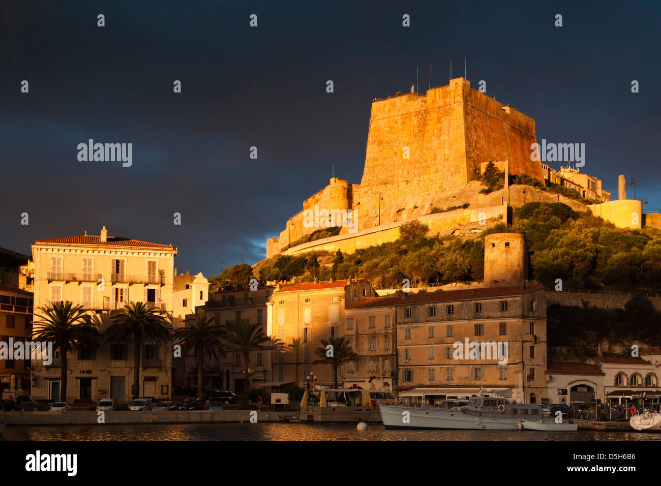 Frankreich, Korsika, Bonifacio, Hafen und Zitadelle, Sonnenaufgang Stockfoto